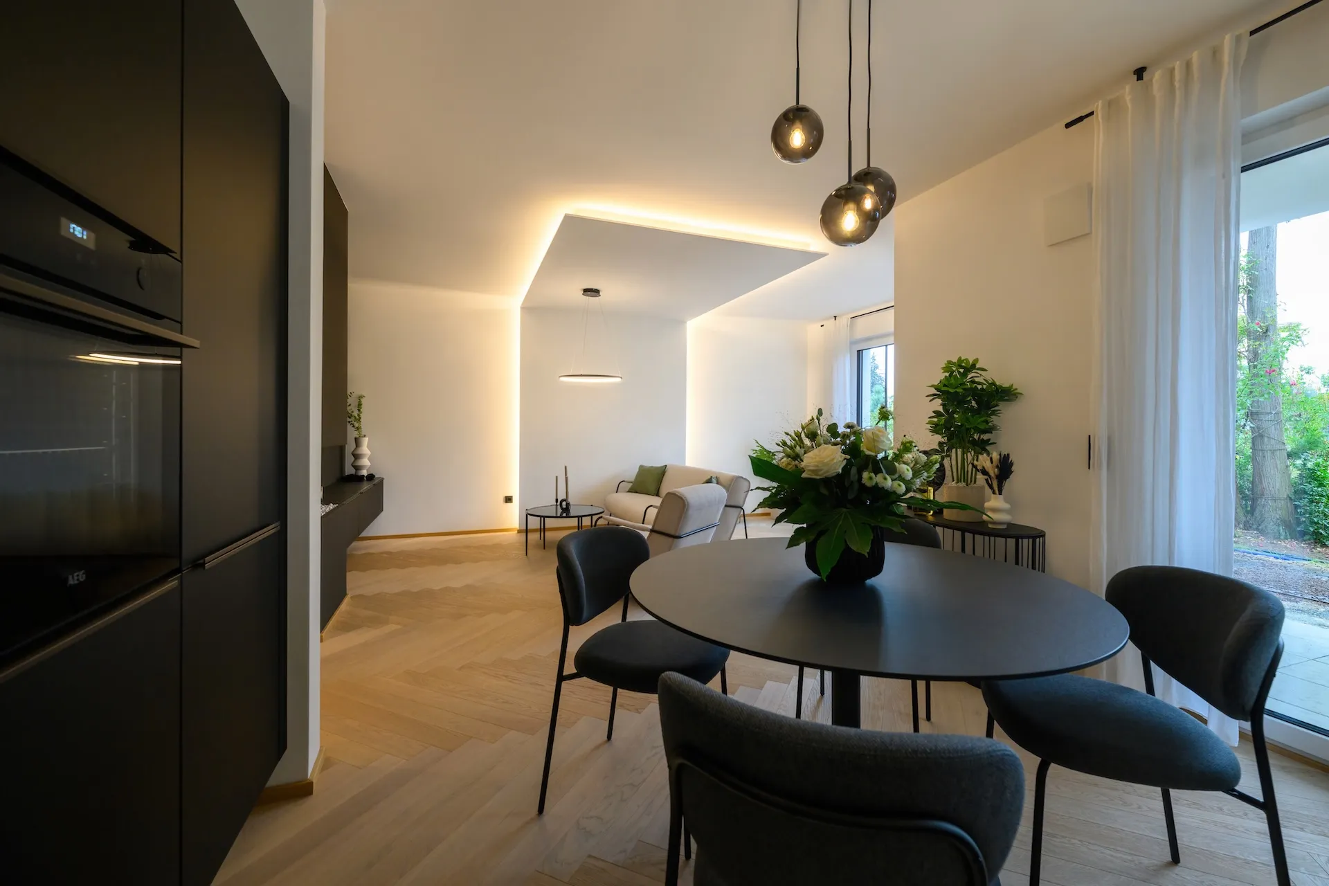 Modernes Wohnzimmer mit großen Fenstern und stilvoller Einrichtung