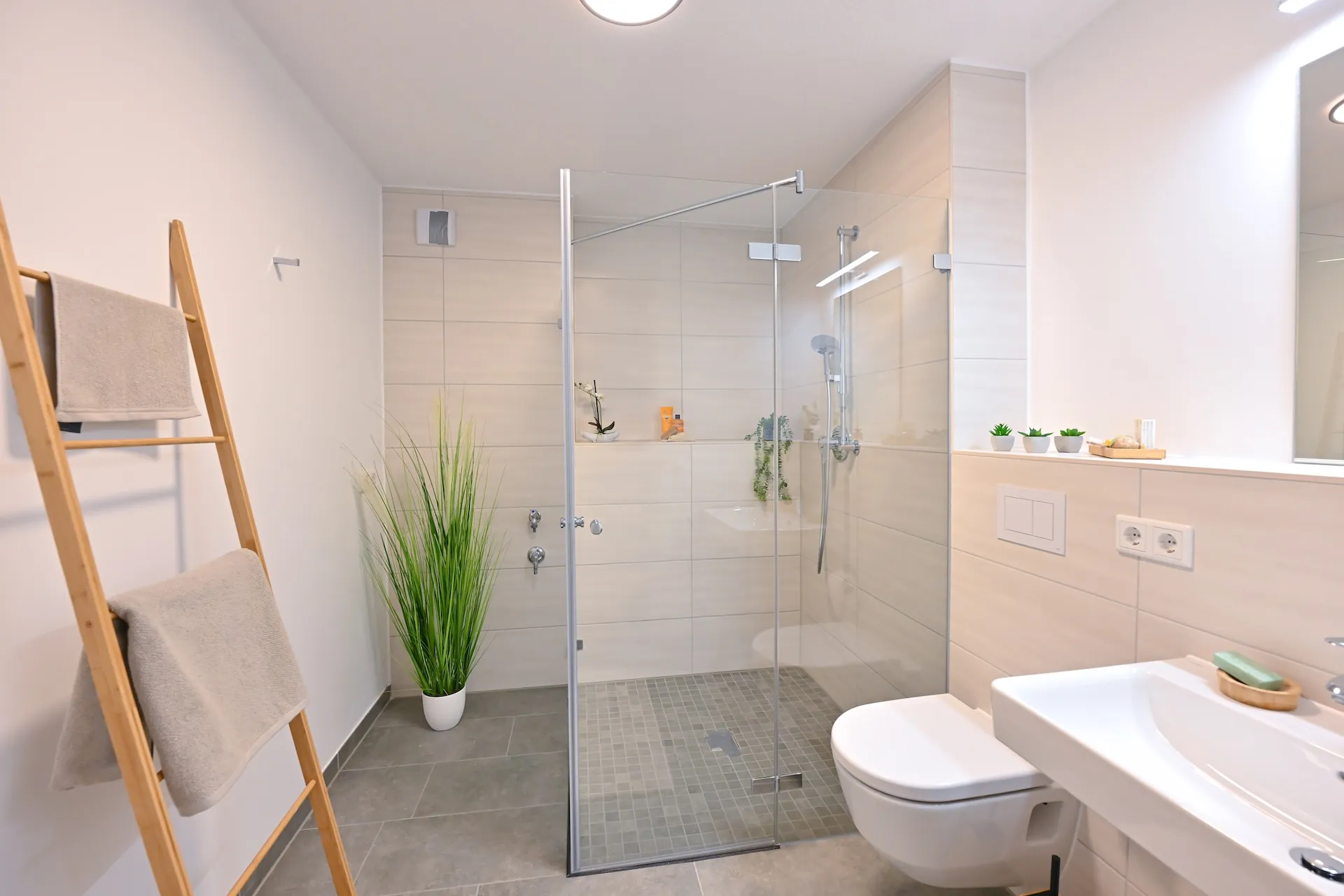 Detailaufnahme einer hochwertigen Küchenzeile in einer Immobilie