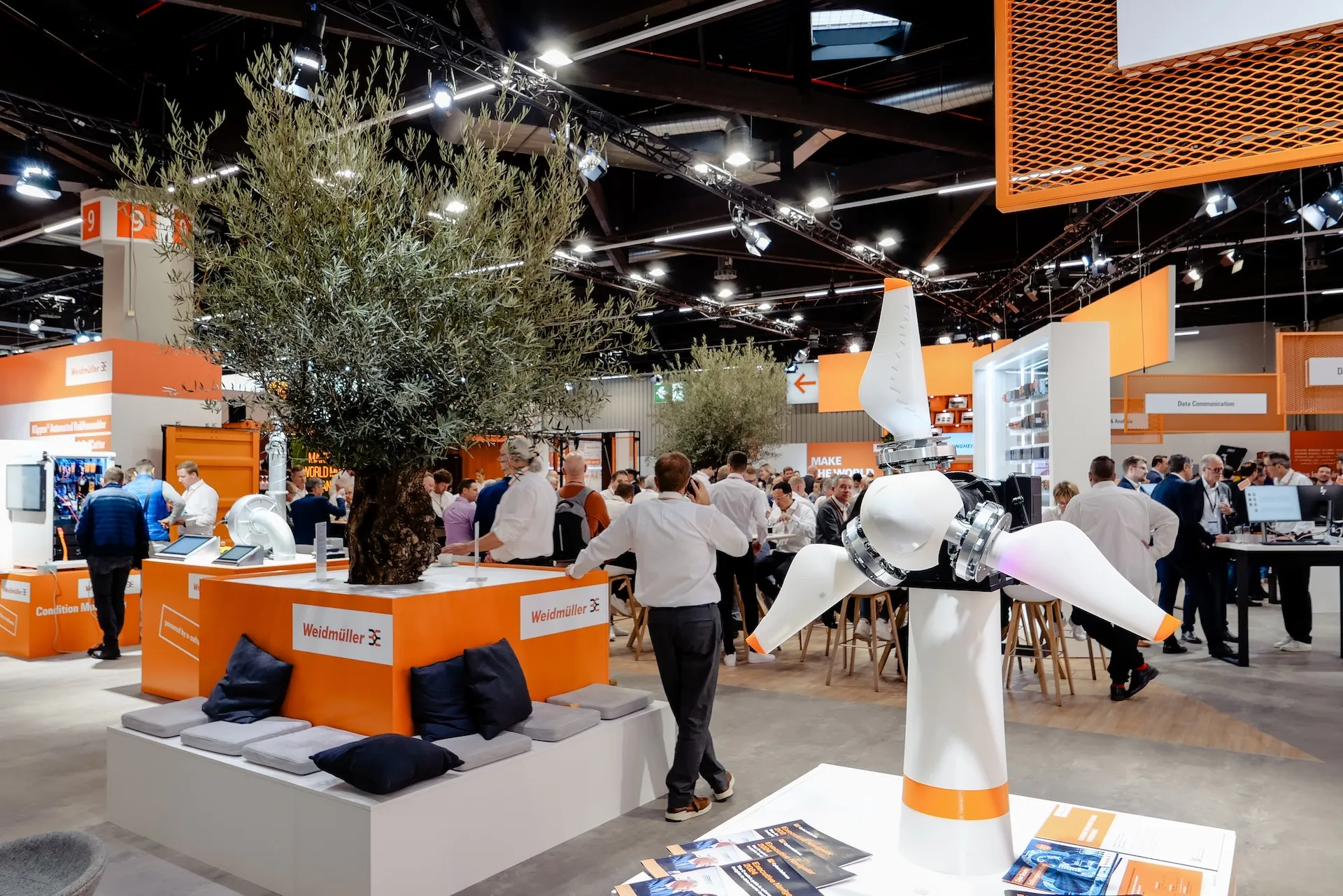 Übersicht eines gut besuchten Messebereichs auf der Nürnberger Messe