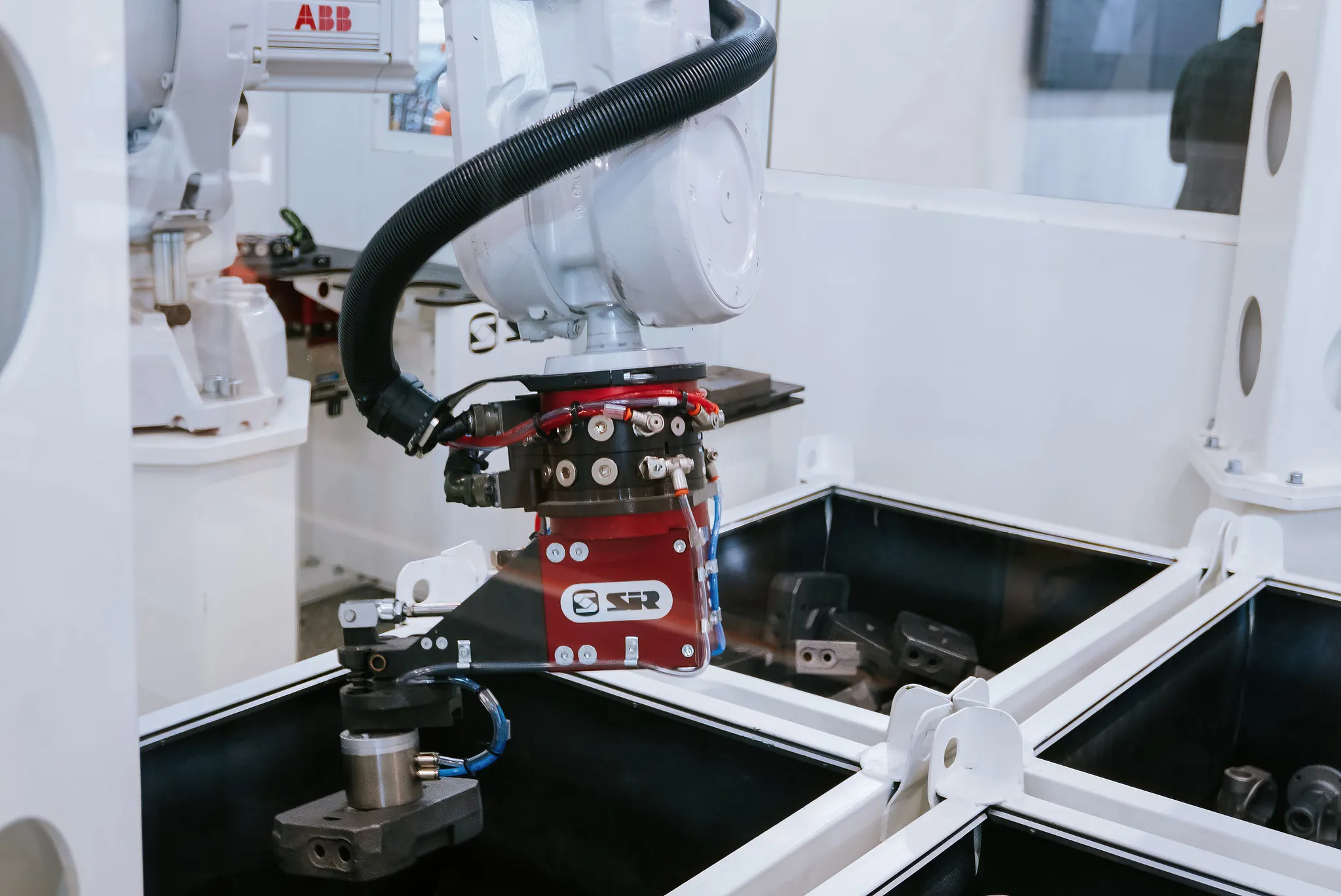 ABB Industrieroboter in automatisierter Fertigungszelle, technische Produktfotografie für Industrie und Technik.