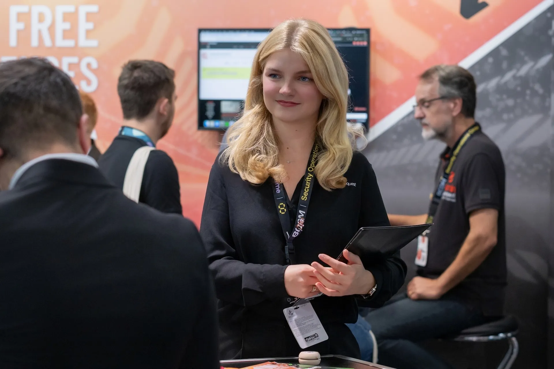 Team-Mitglied im Gespräch mit Messebesuchern