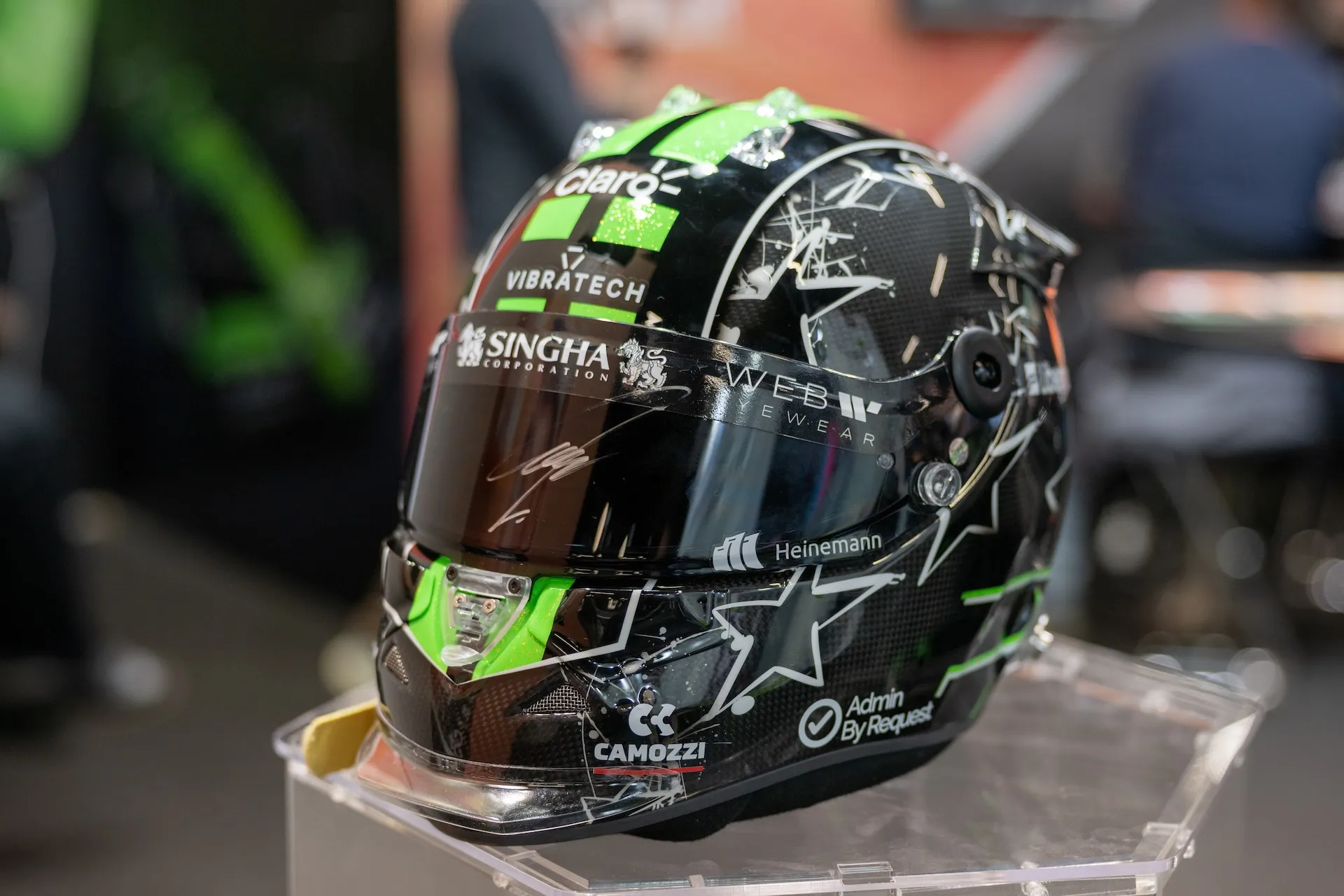 Formel-1-Helm am Admin By Request Messestand