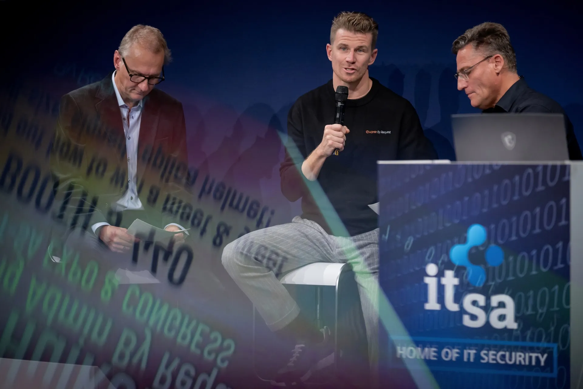 Nico Hülkenberg in Diskussion - künstlerische Perspektive mit Spiegelung