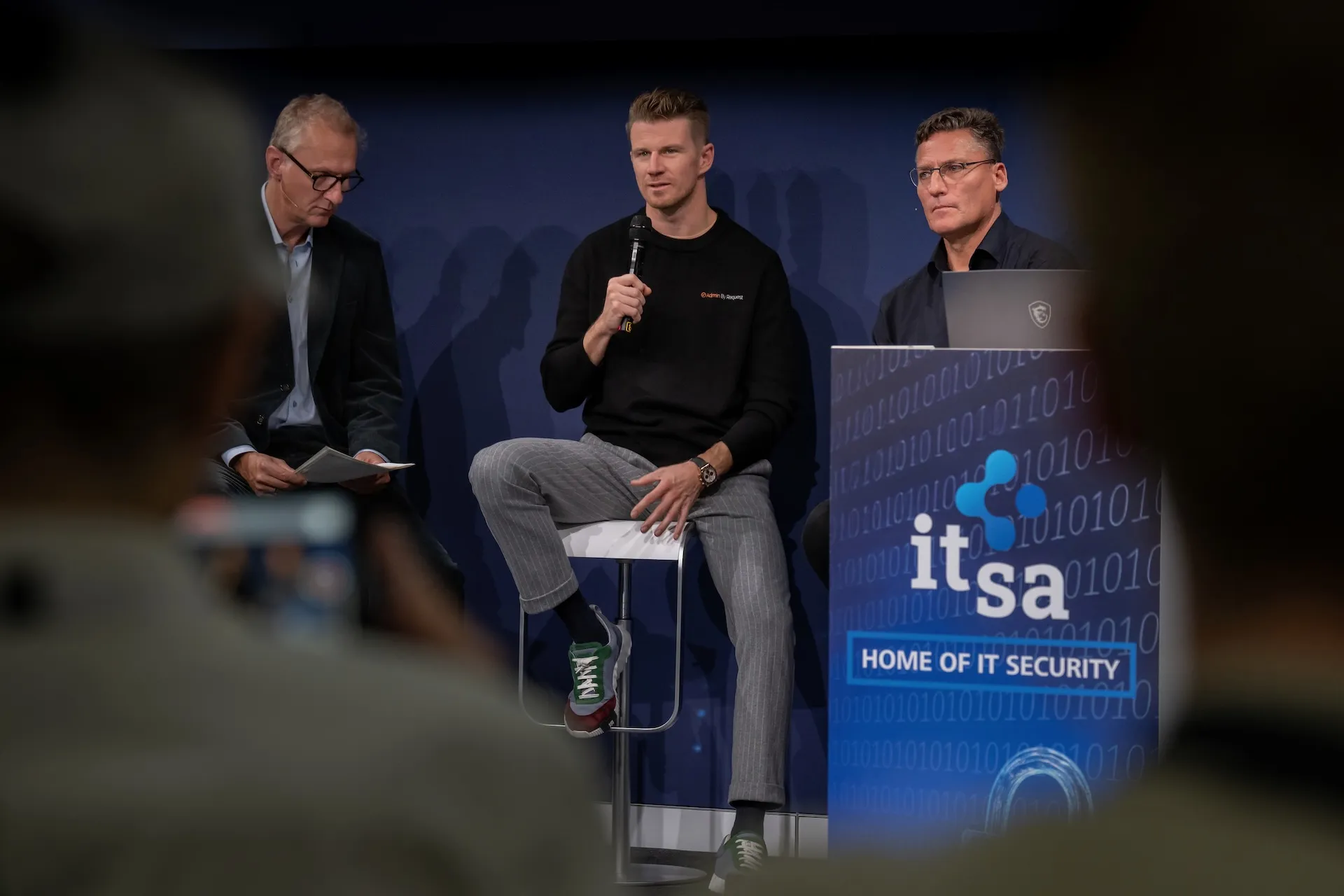 Nico Hülkenberg bei der Podiumsdiskussion auf der it-sa 2025