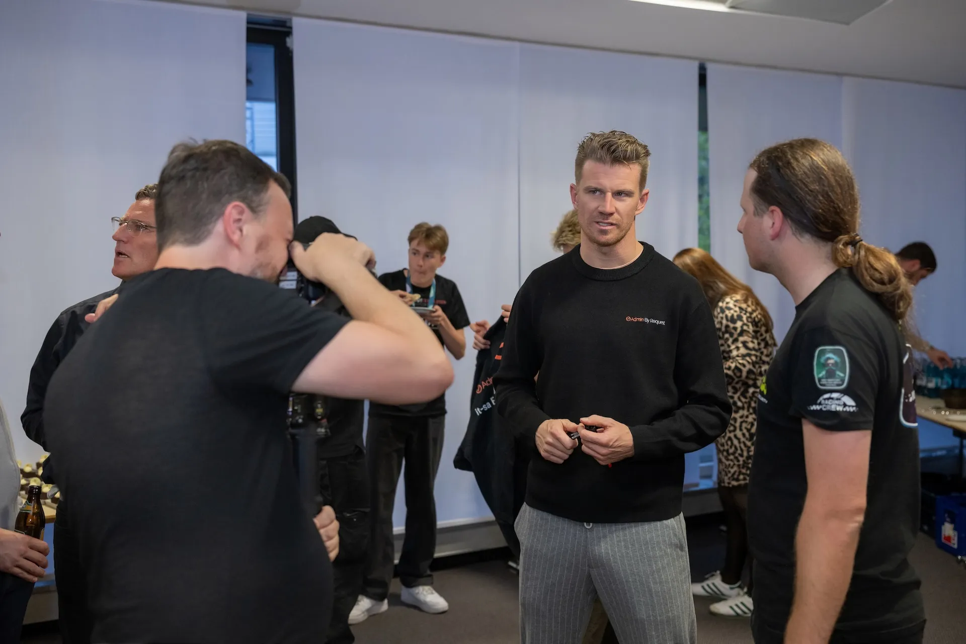 Nico Hülkenberg wird von Fans fotografiert