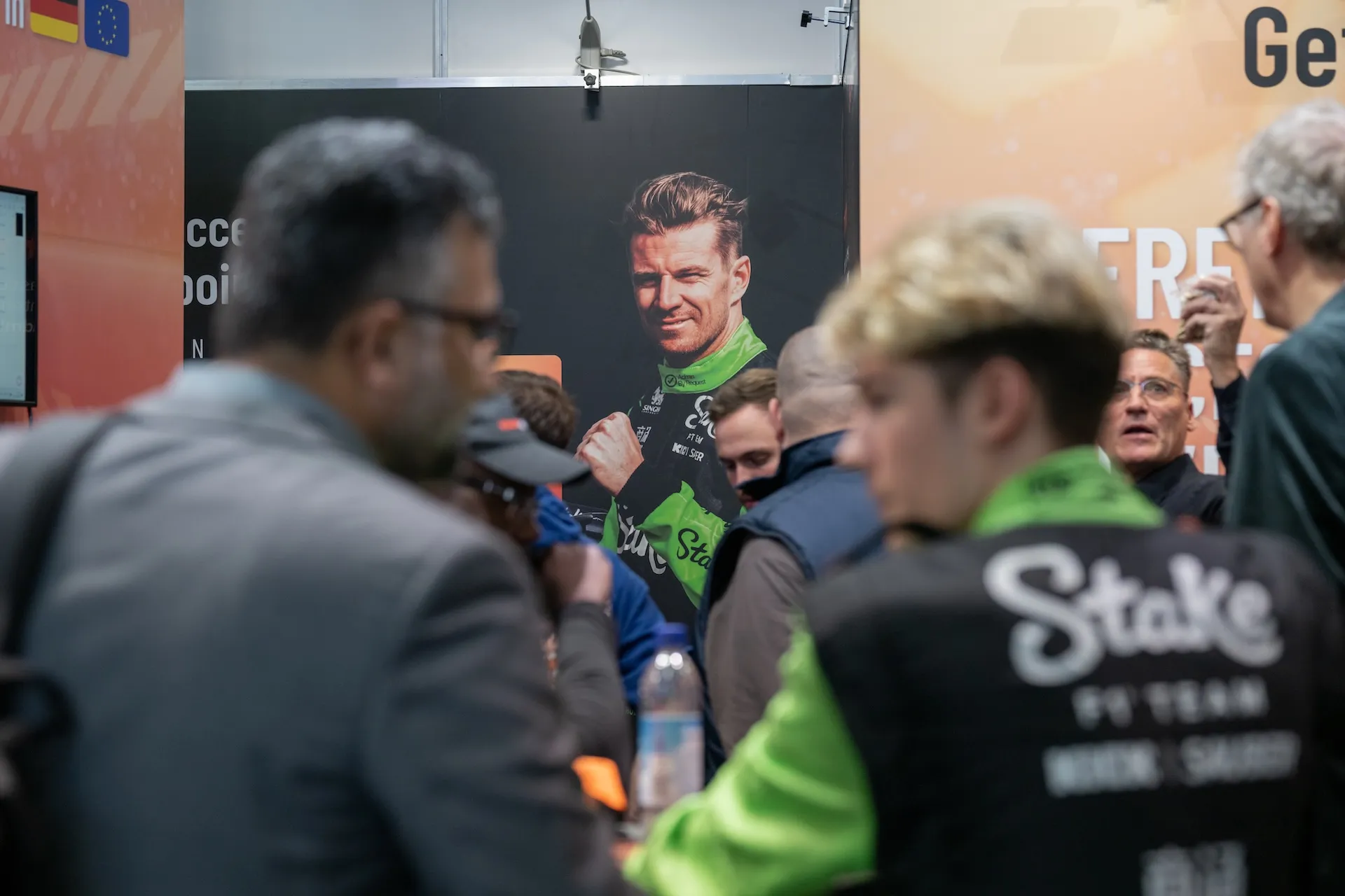 Networking und Gespräche am Admin By Request Stand