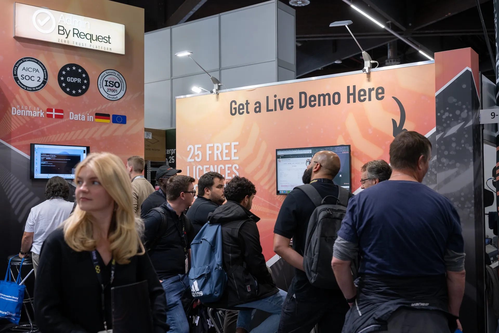 Geschäftliche Gespräche am Messestand