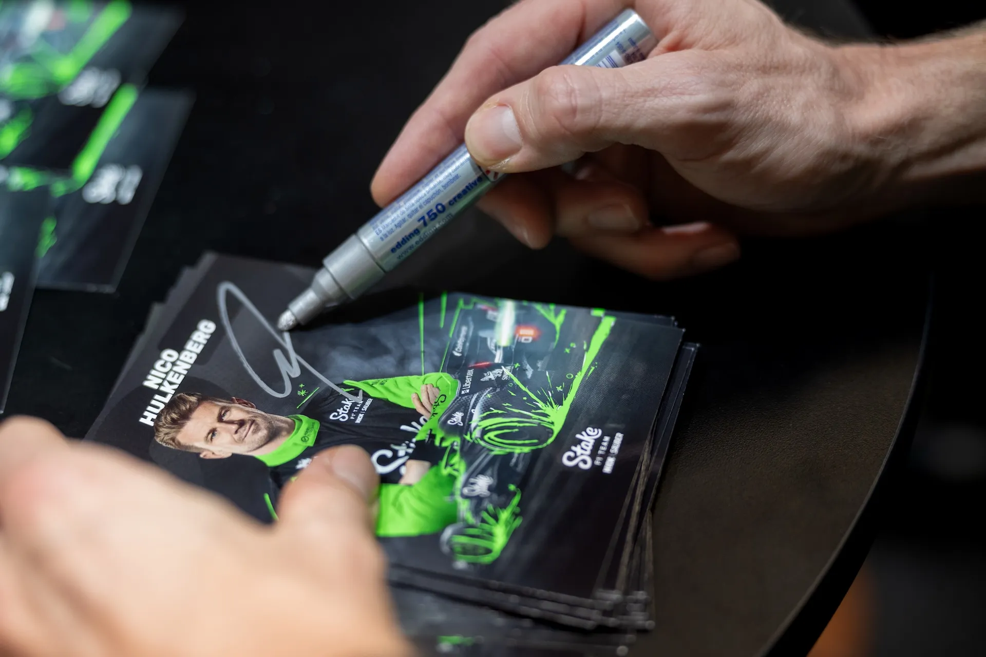 Nico Hülkenberg gibt Autogramme am Admin By Request Stand