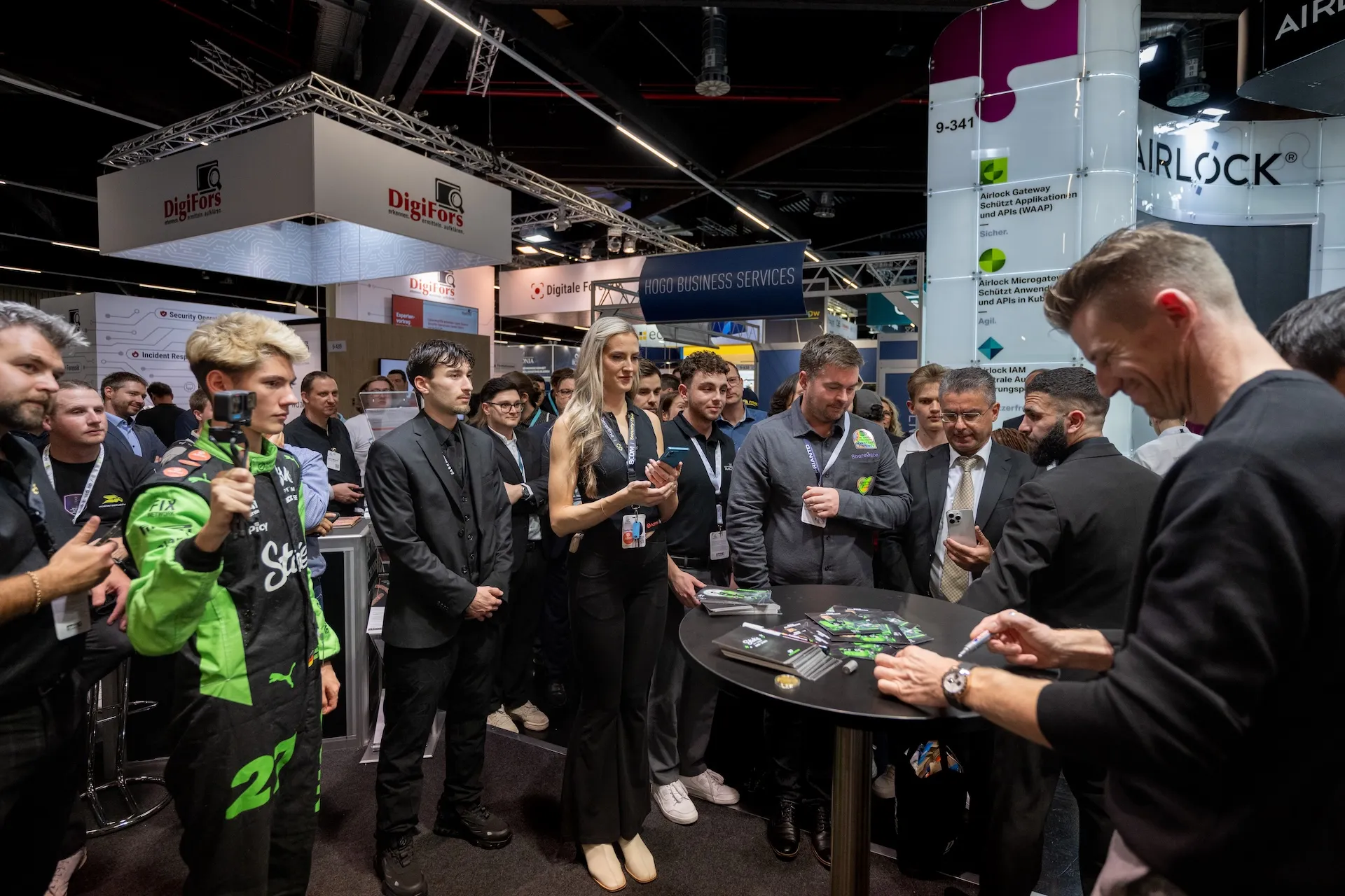 Nico Hülkenberg bei der Autogrammstunde am Admin By Request Messestand auf der it-sa 2025 Nürnberg