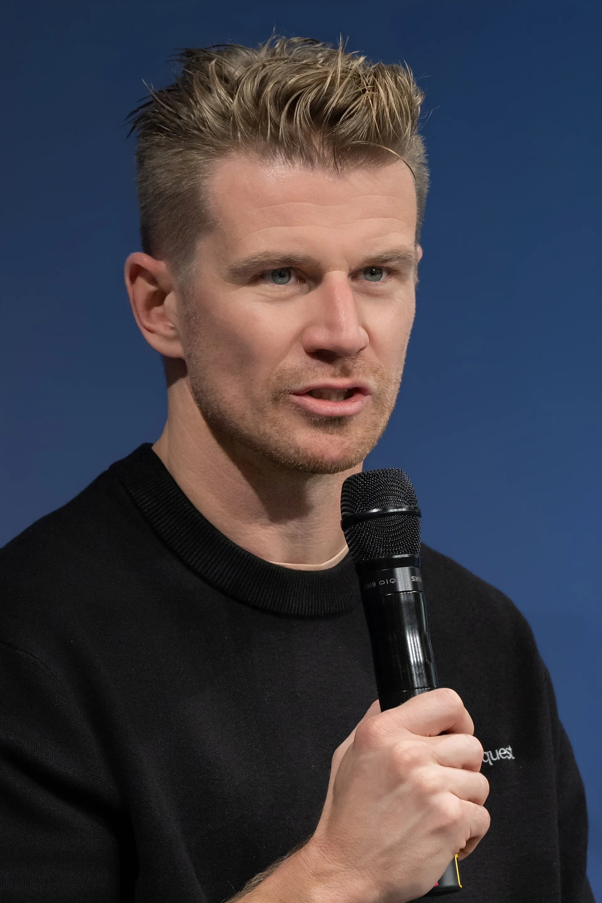 Nico Hülkenberg mit Mikrofon bei Q&A Session