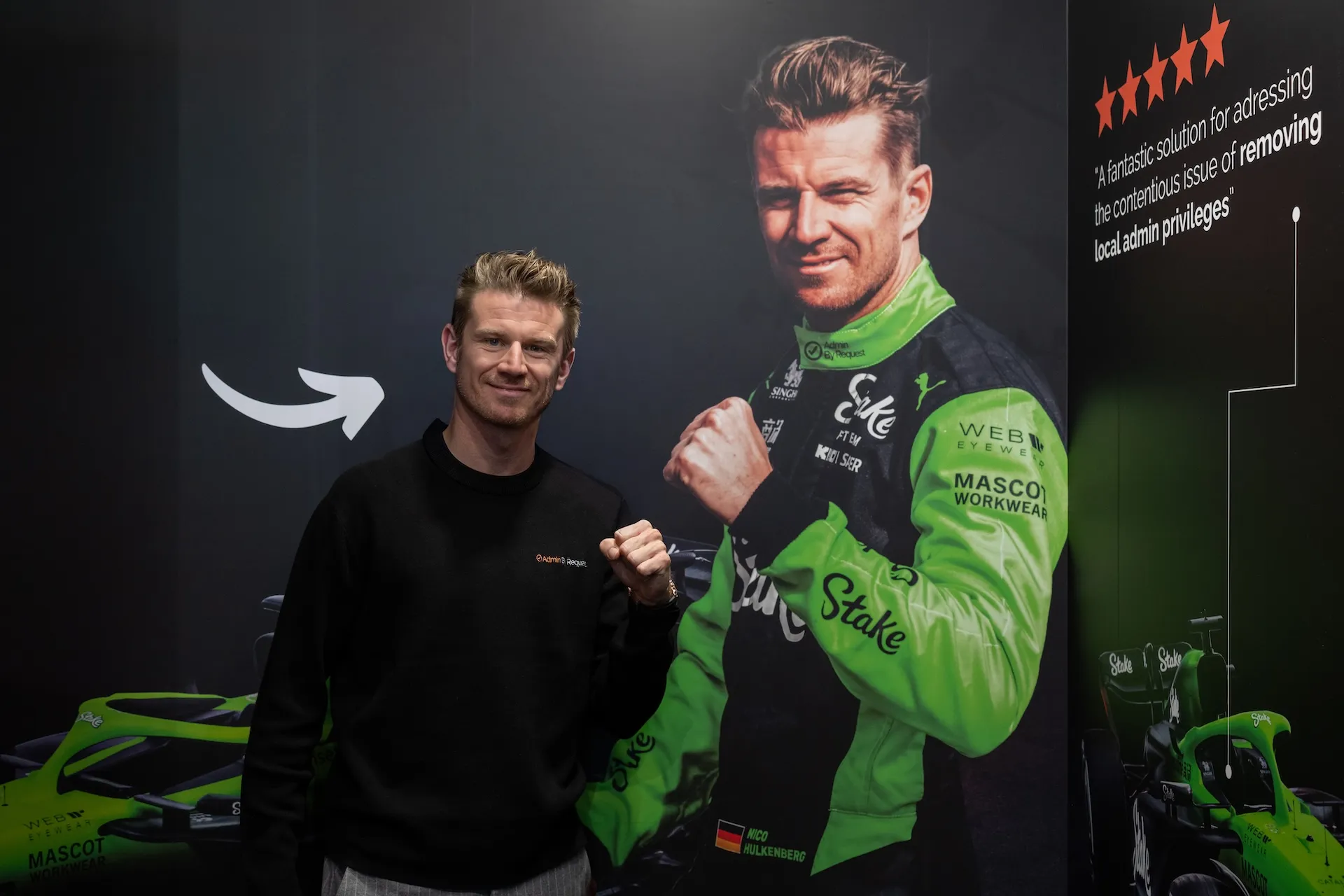 Nico Hülkenberg vor dem Admin By Request Plakat auf der it-sa