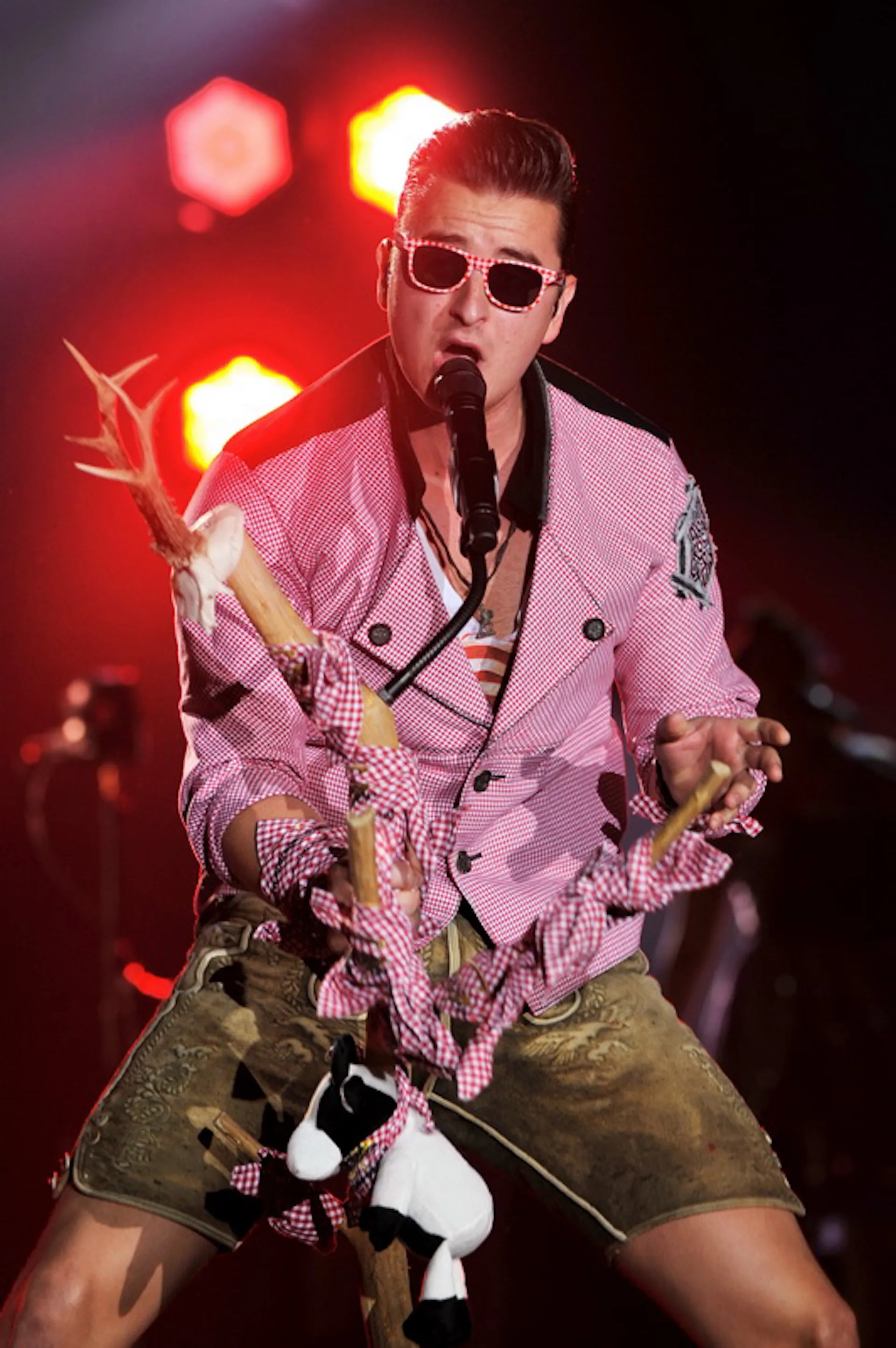 Andreas Gabalier beim Live-Auftritt – energiegeladene Atmosphäre in Bildform.