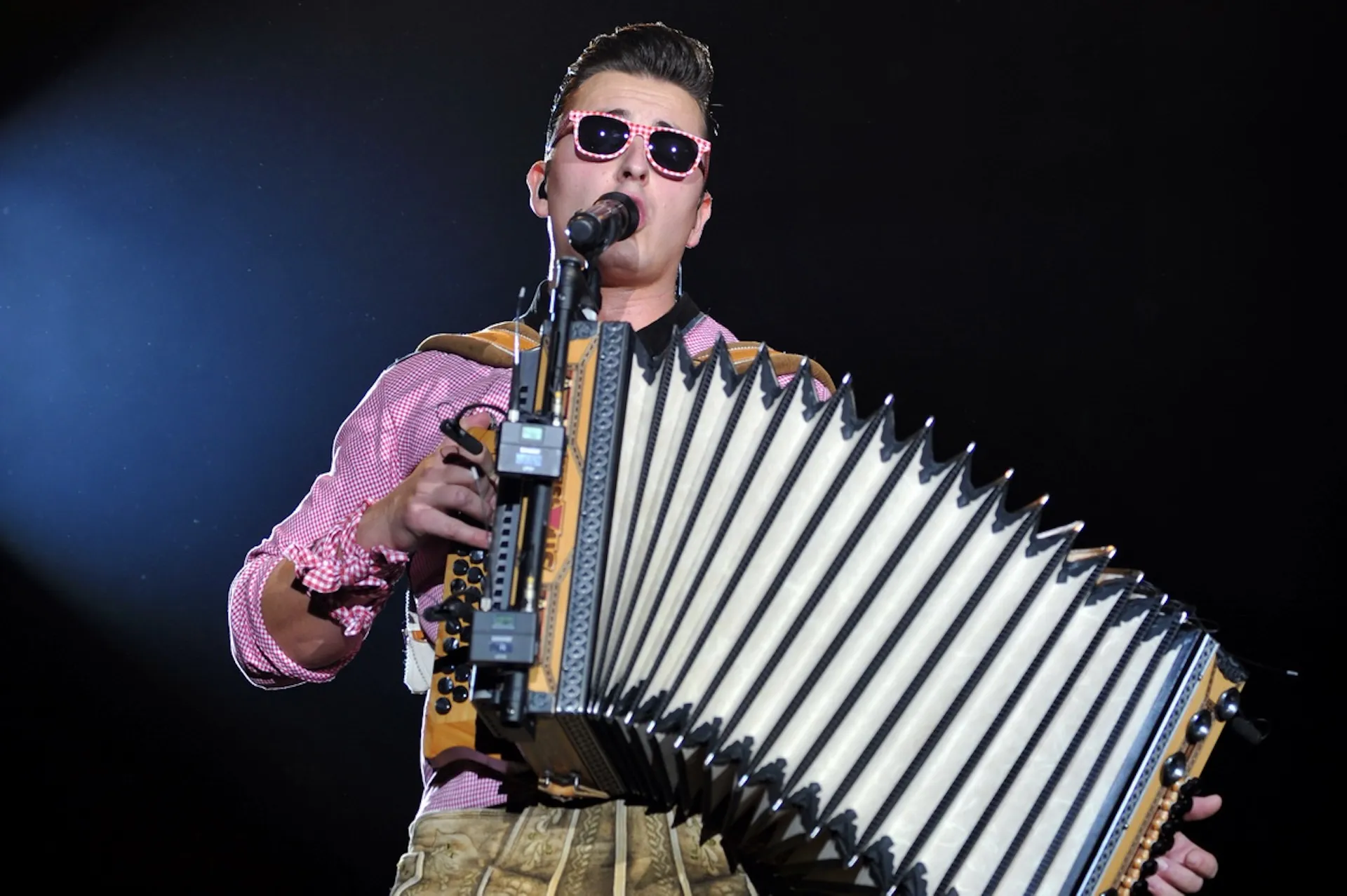 Andreas Gabalier mit Harmonika auf der Bühne – festgehalten von einem Spezialisten für Kulturfotografie in Nürnberg.