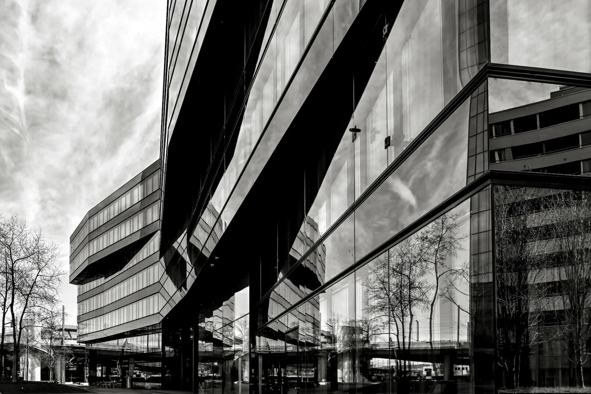 Architekturaufnahme eines Gebäudes in Schwarz-Weiß