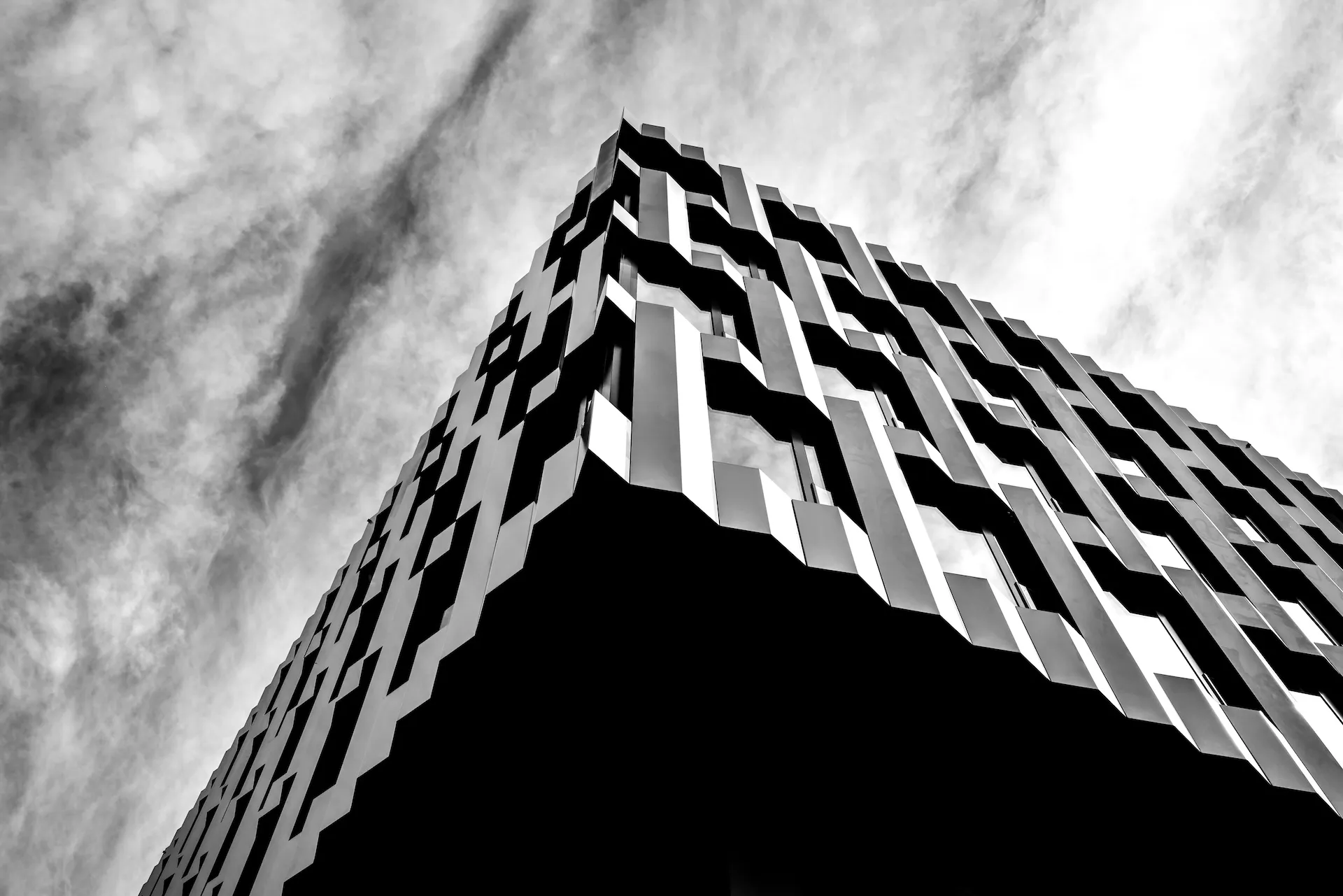 Außenaufnahme eines modernen Gebäudes in ausdrucksstarkem Schwarz-Weiß