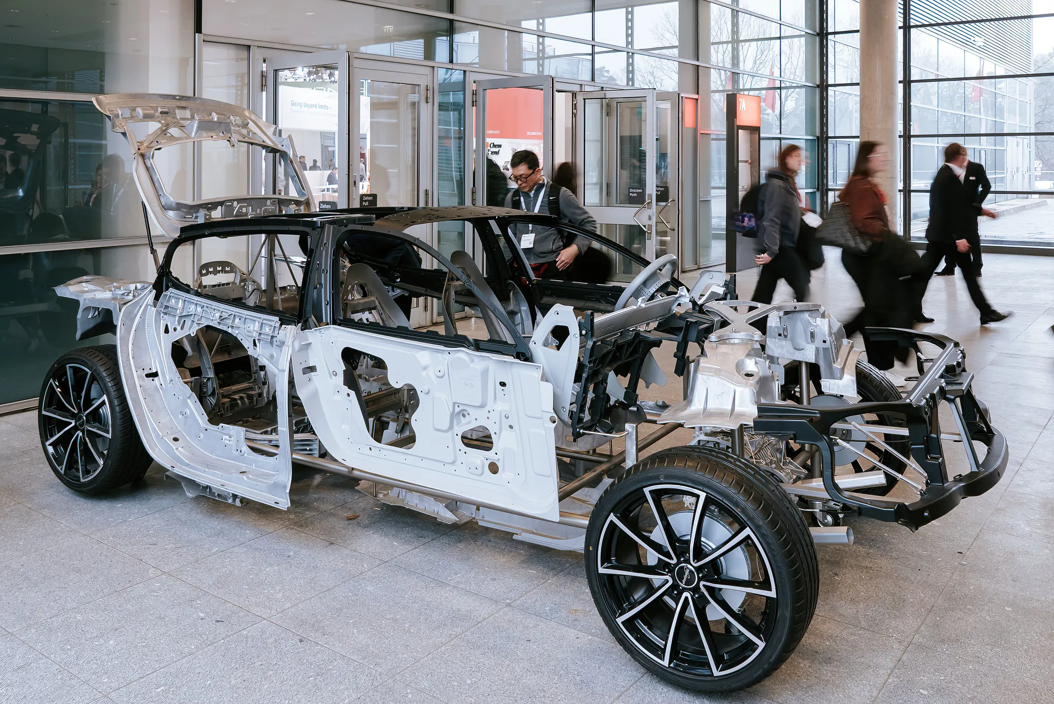 Freigestellte Auto-Karosserie im Rohbau, technische Produktfotografie für die Automobilbranche.