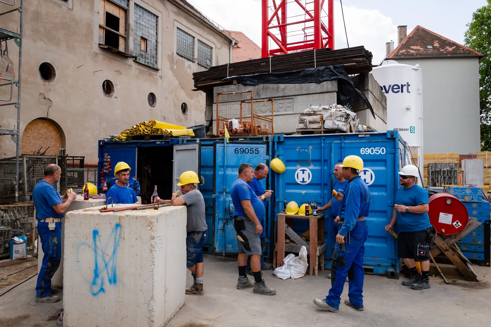 Bauarbeiter machen Pause auf einer Baustelle in Nürnberg