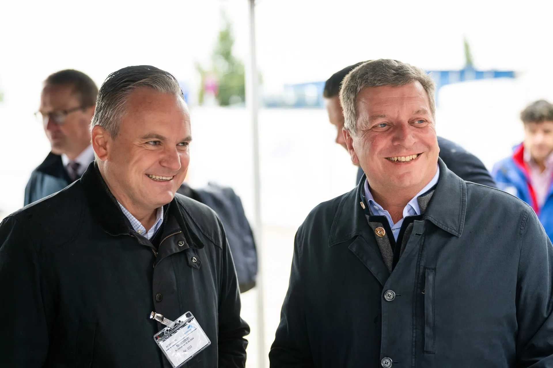 Bauherren lachen, Team-Erfolg auf der Baustelle