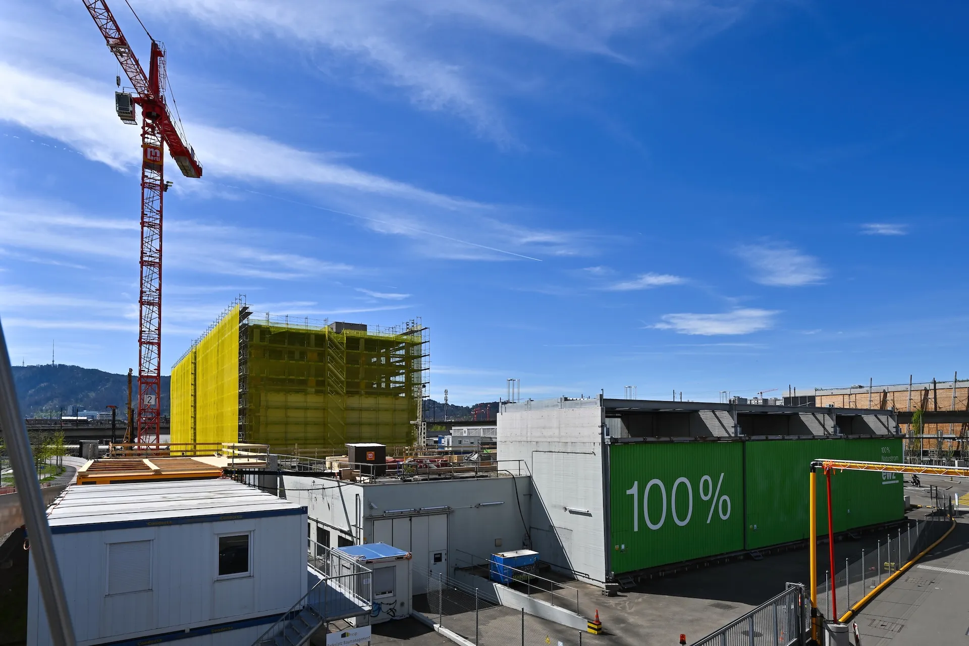 Baustelle mit Kran und Fokus auf erneuerbare Energien