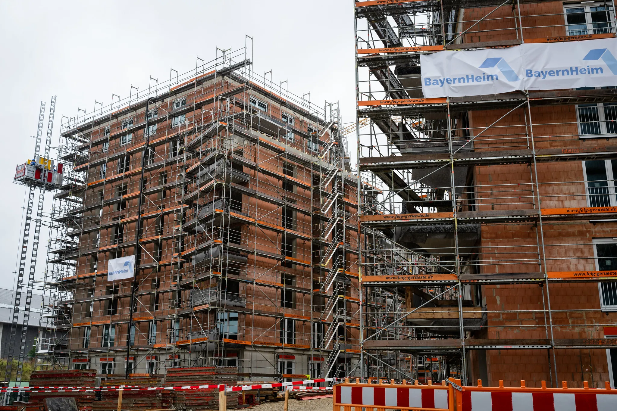 Mehrfamilienhäuser im Rohbau mit Gerüst, BayernHeim Neubauprojekt