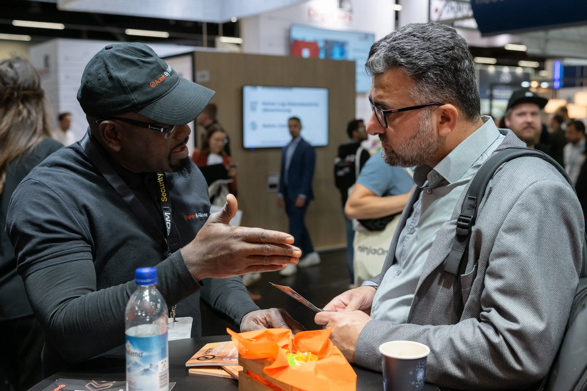 Intensives Beratungsgespräch am Cybersecurity-Messestand auf der it-sa Nürnberg.