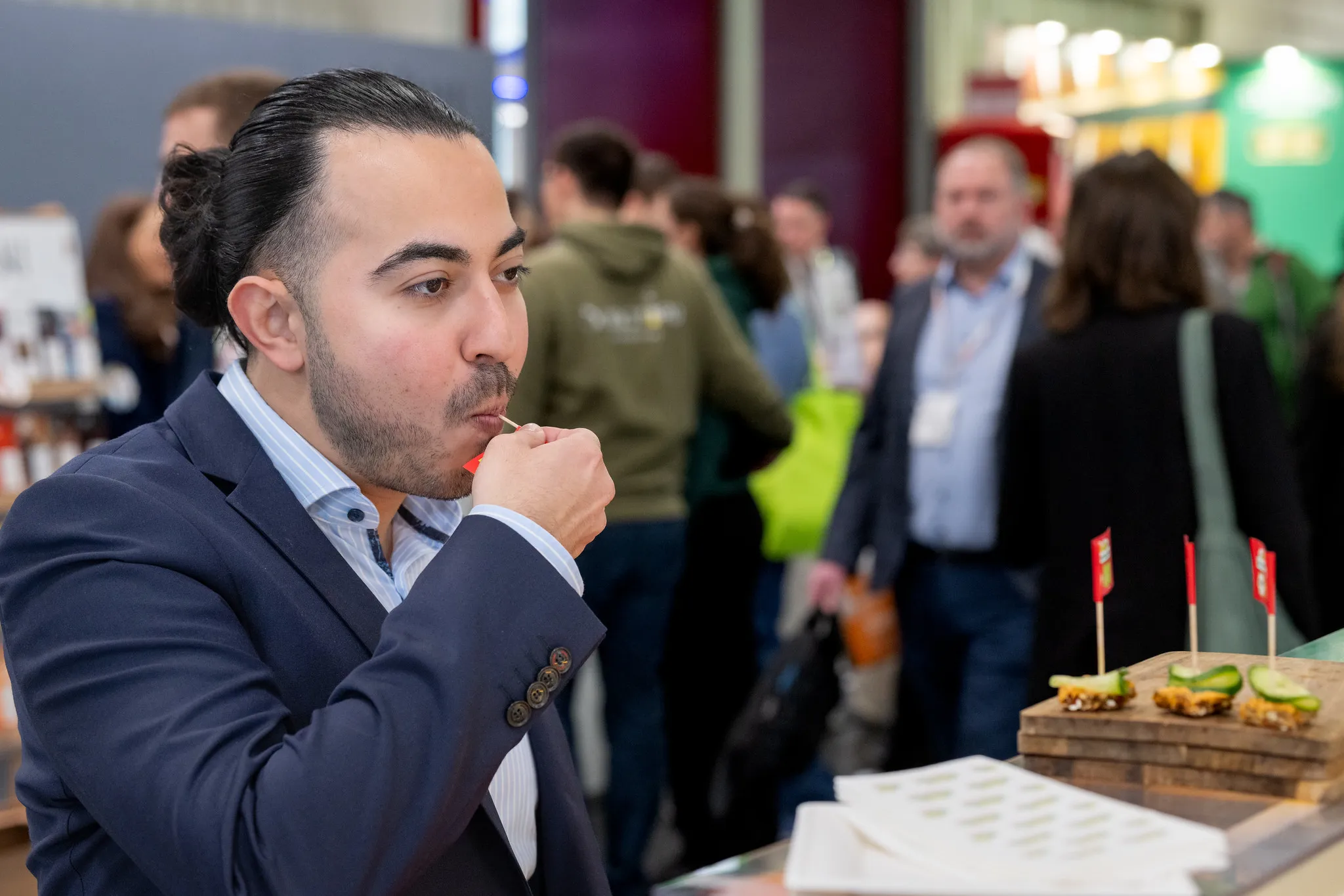 Messebesucher kostet ein Bioprodukt direkt am Stand auf der BIOFACH Nürnberg.