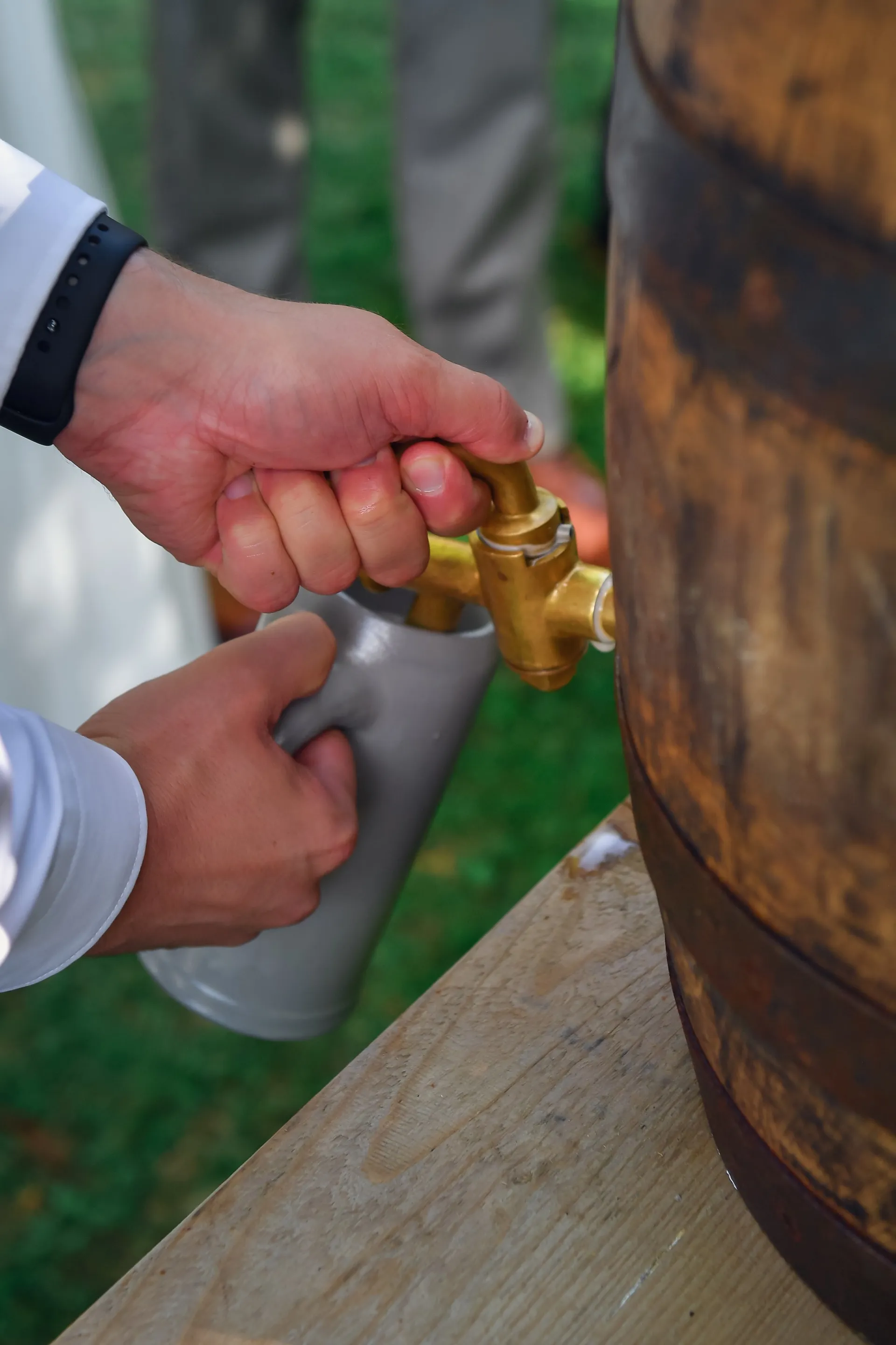 Bier wird frisch aus einem Holzfass gezapft, traditionelle Gastfreundschaft.