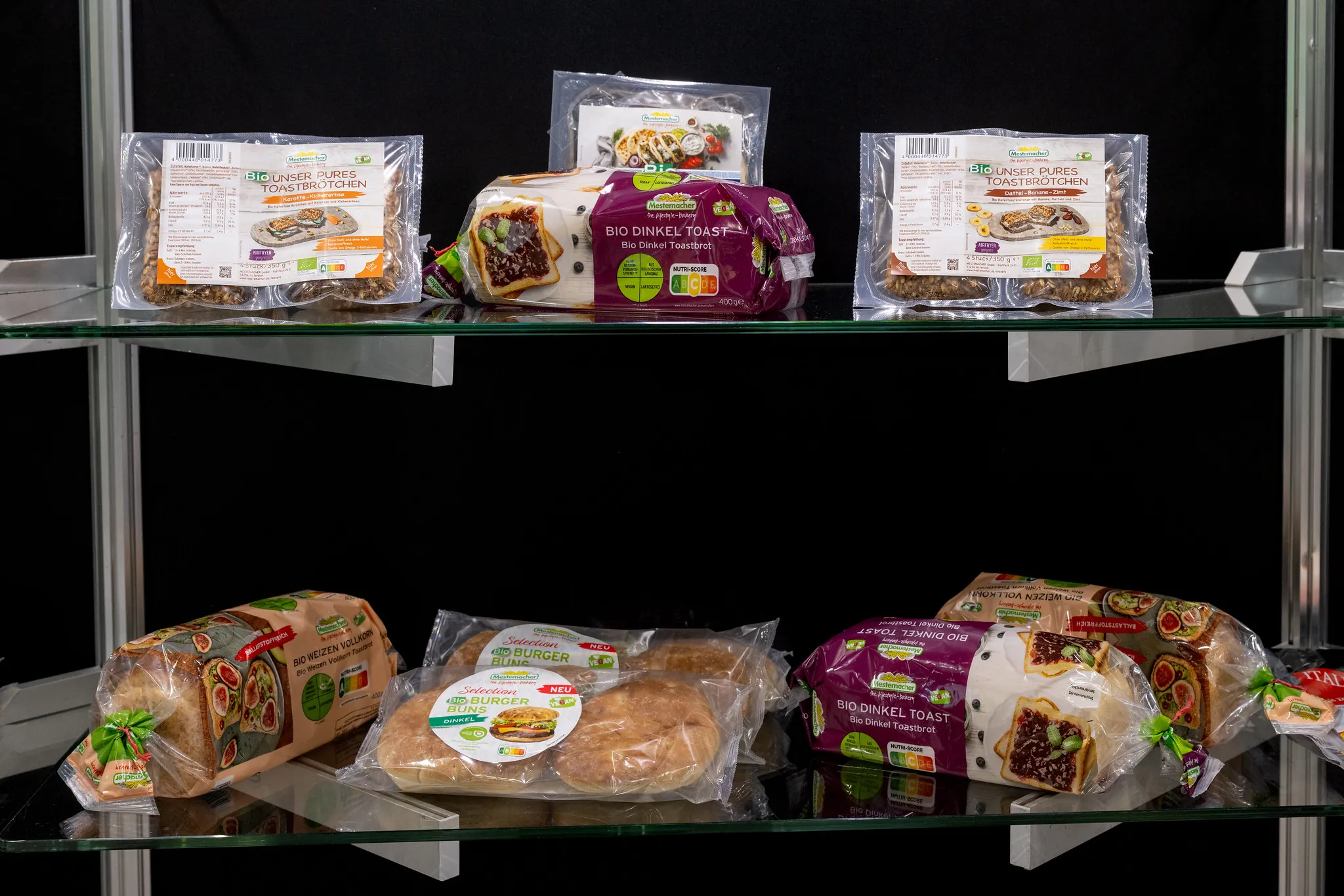 Mestemacher-Biobrot und Bio-Backwaren im Glasregal, Messefotografie auf der BIOFACH Nürnberg.
