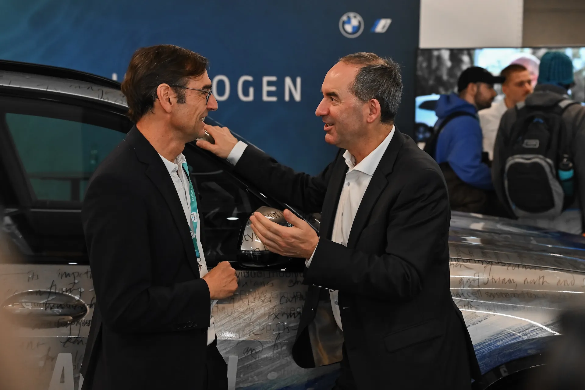 Fachgespräch über Wasserstofftechnologie auf einer Messe, Innovation sichtbar gemacht.