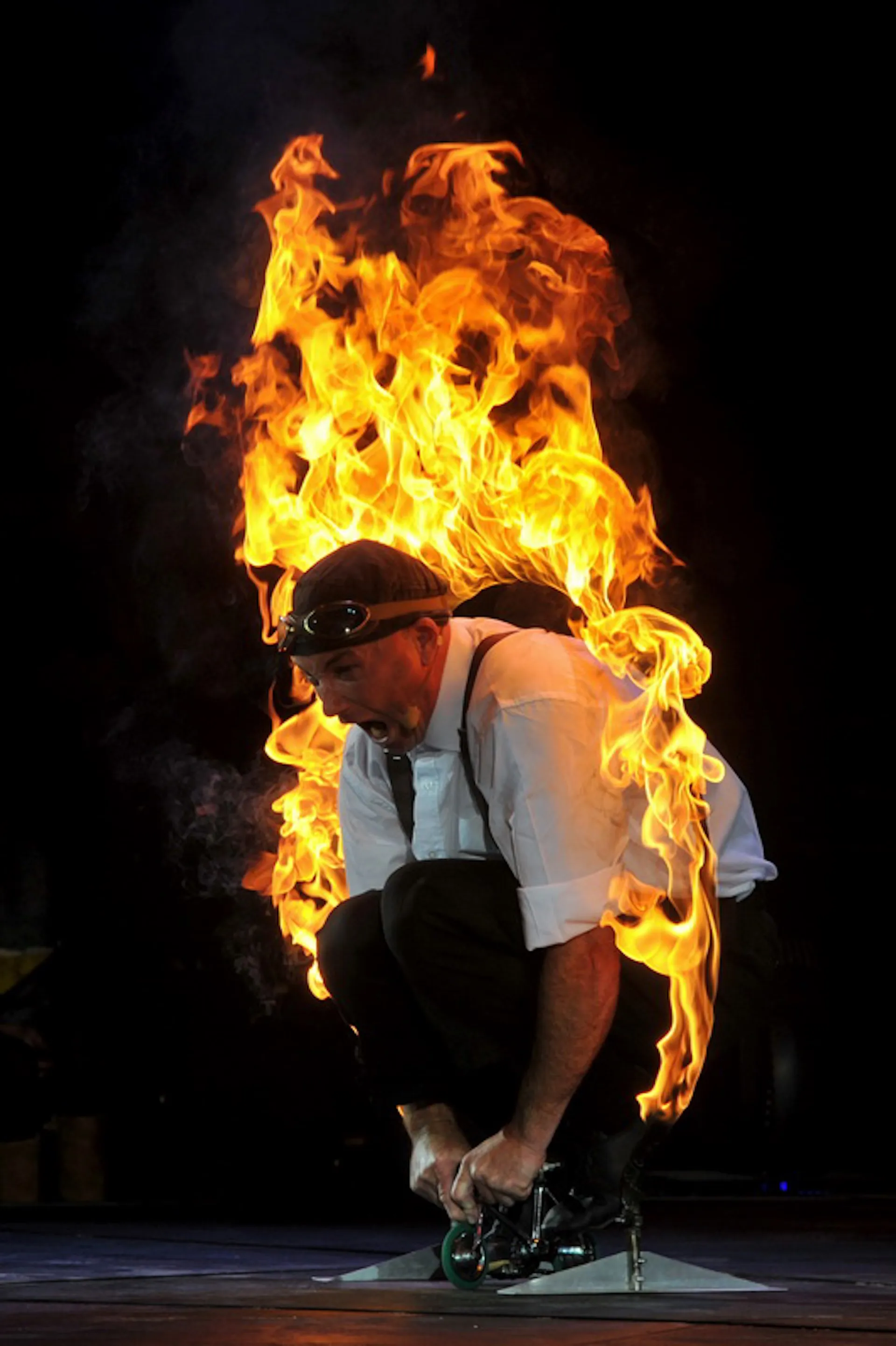 Feuershow mit brennendem Kostüm, spektakuläre Kulturperformance.