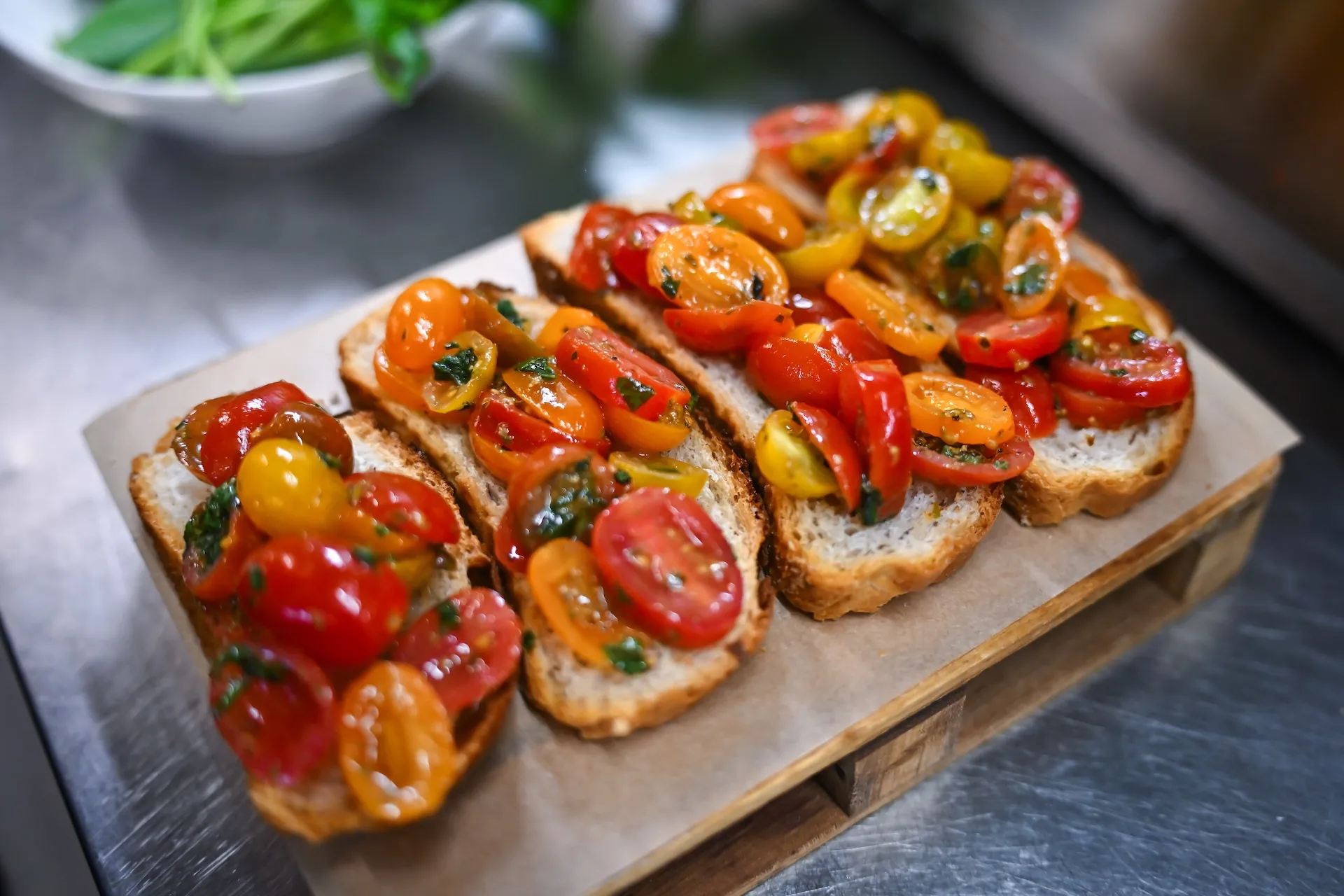 Bruschetta mit frischen Tomaten, mediterrane Leichtigkeit im Bild.