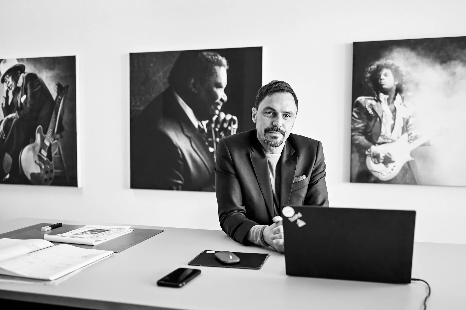 Schwarzweiß-Porträt im Büro, Charakter trifft auf Kreativität.