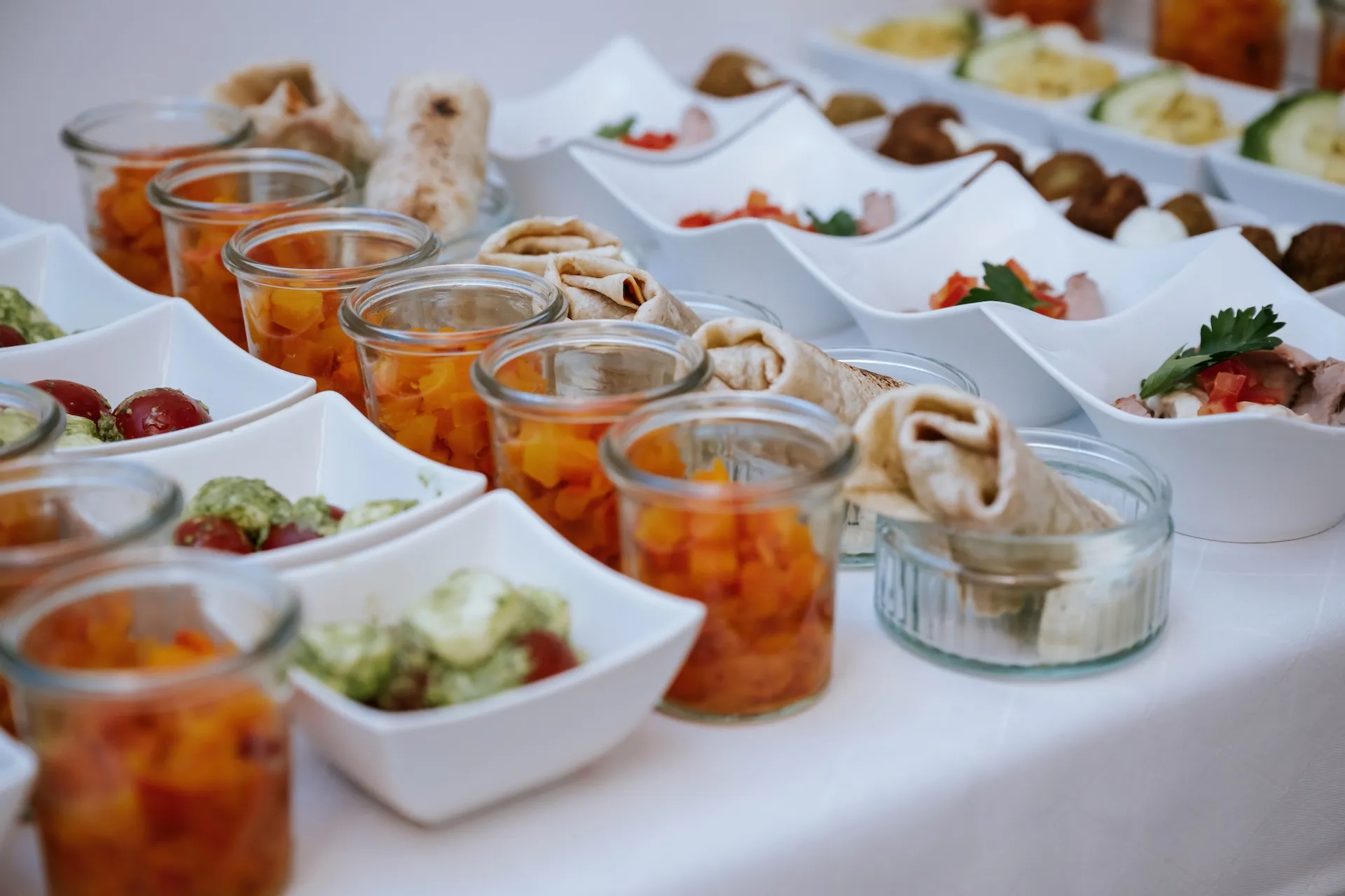 Buffet mit vielfältigen Häppchen, Vielfalt trifft auf Genuss.