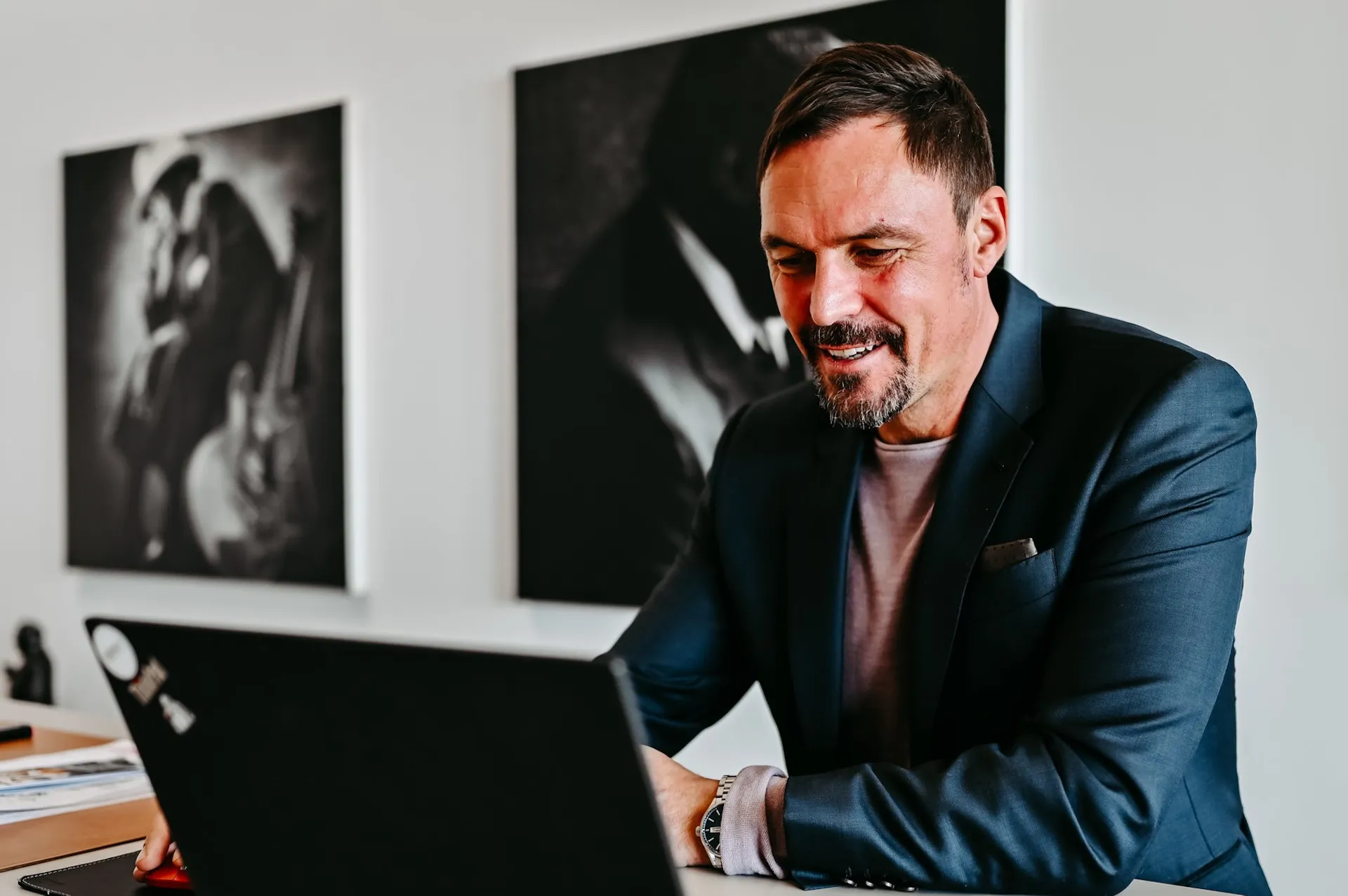 Geschäftsmann vor Laptop bei einem Business-Fotoshooting in Nürnberg