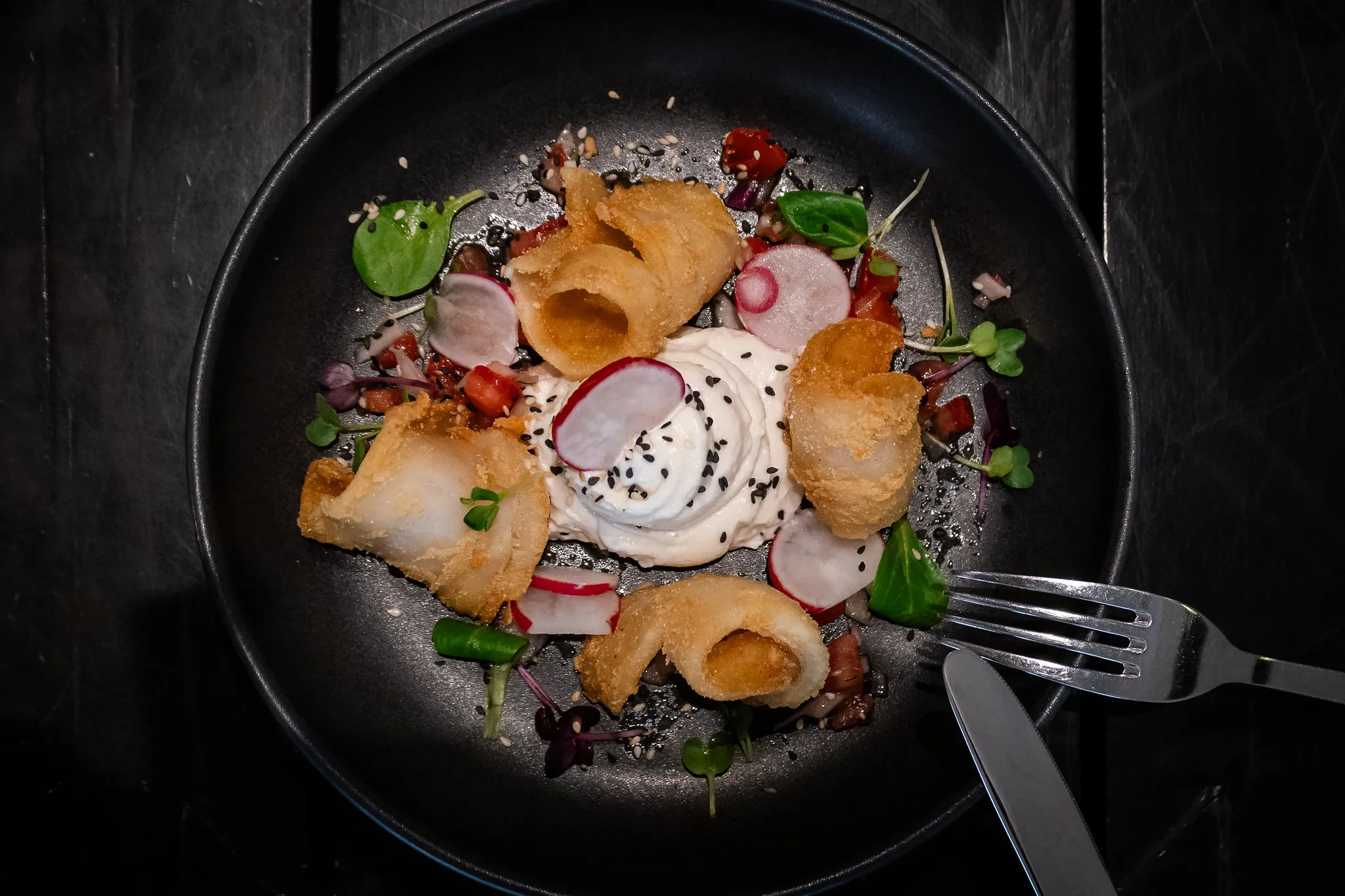 Kalamari mit Joghurtcreme und Radieschen von oben, Food-Fotografie Nürnberg.