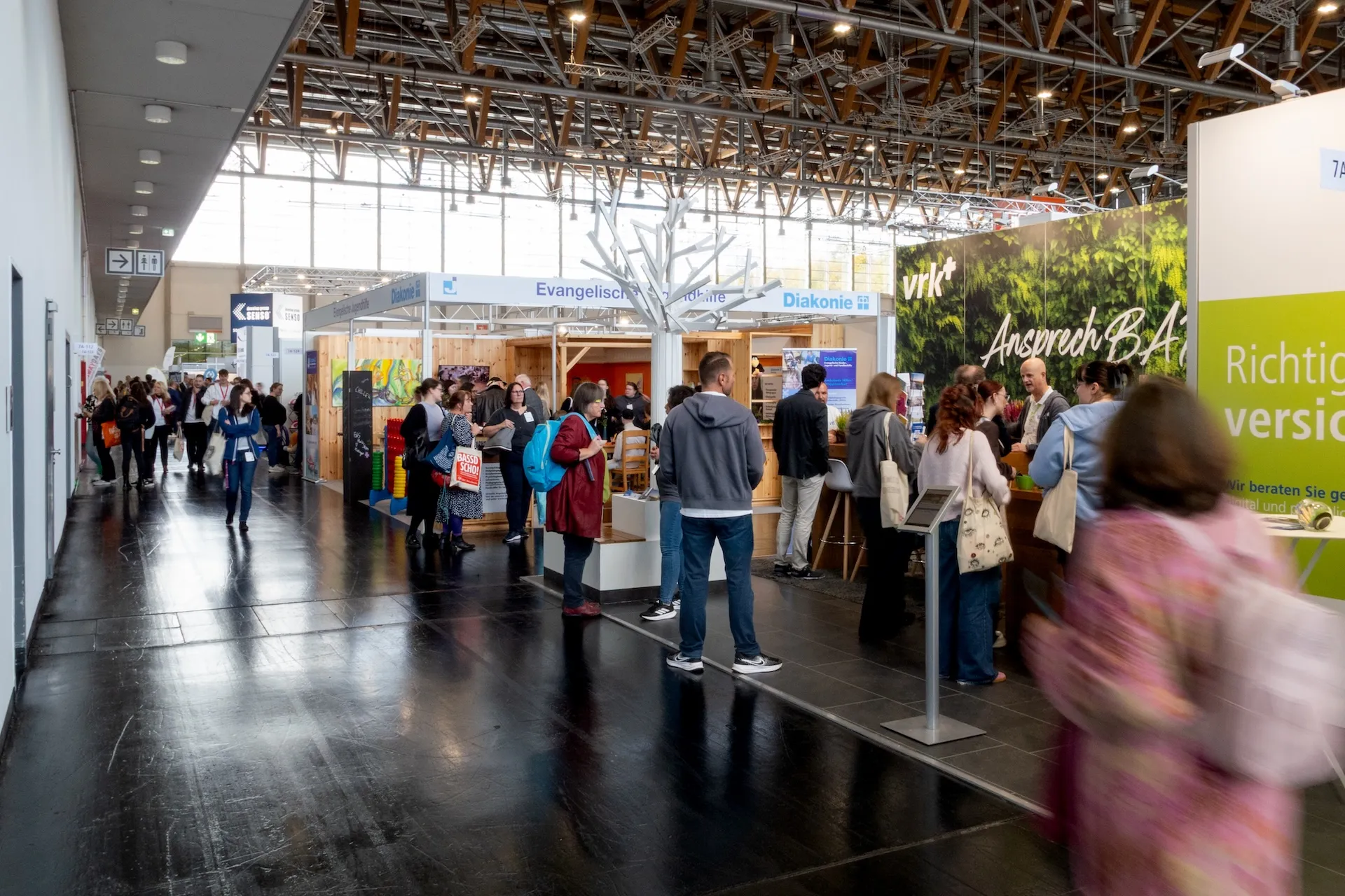 Aussteller präsentieren ihre Angebote auf der ConSozial 2025