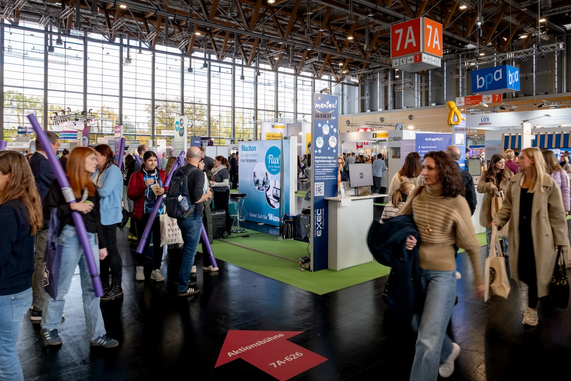 Ausstellungsfläche der ConSozial 2025 mit verschiedenen Messeständen