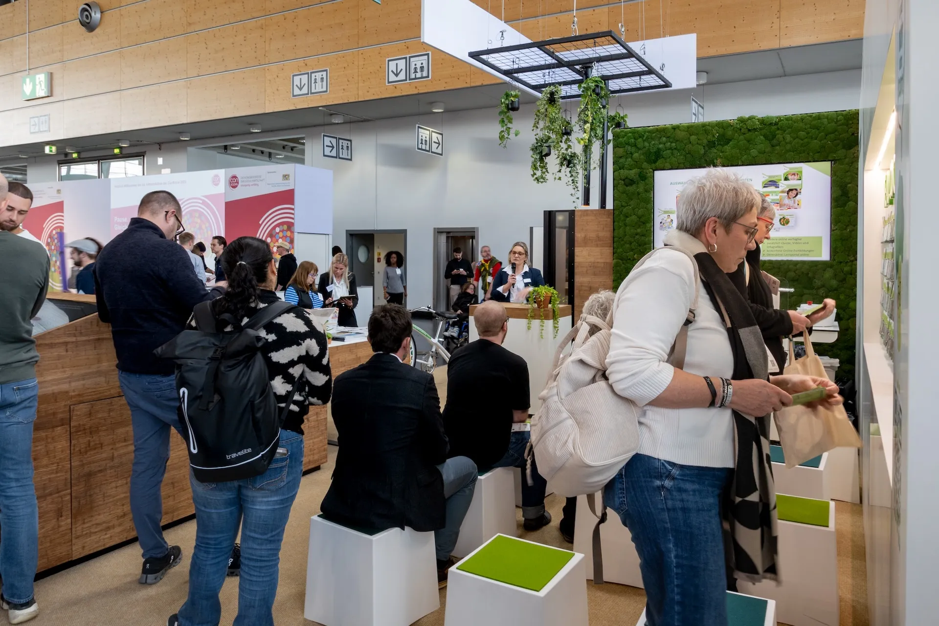 Besucher informieren sich an einem Messestand der ConSozial