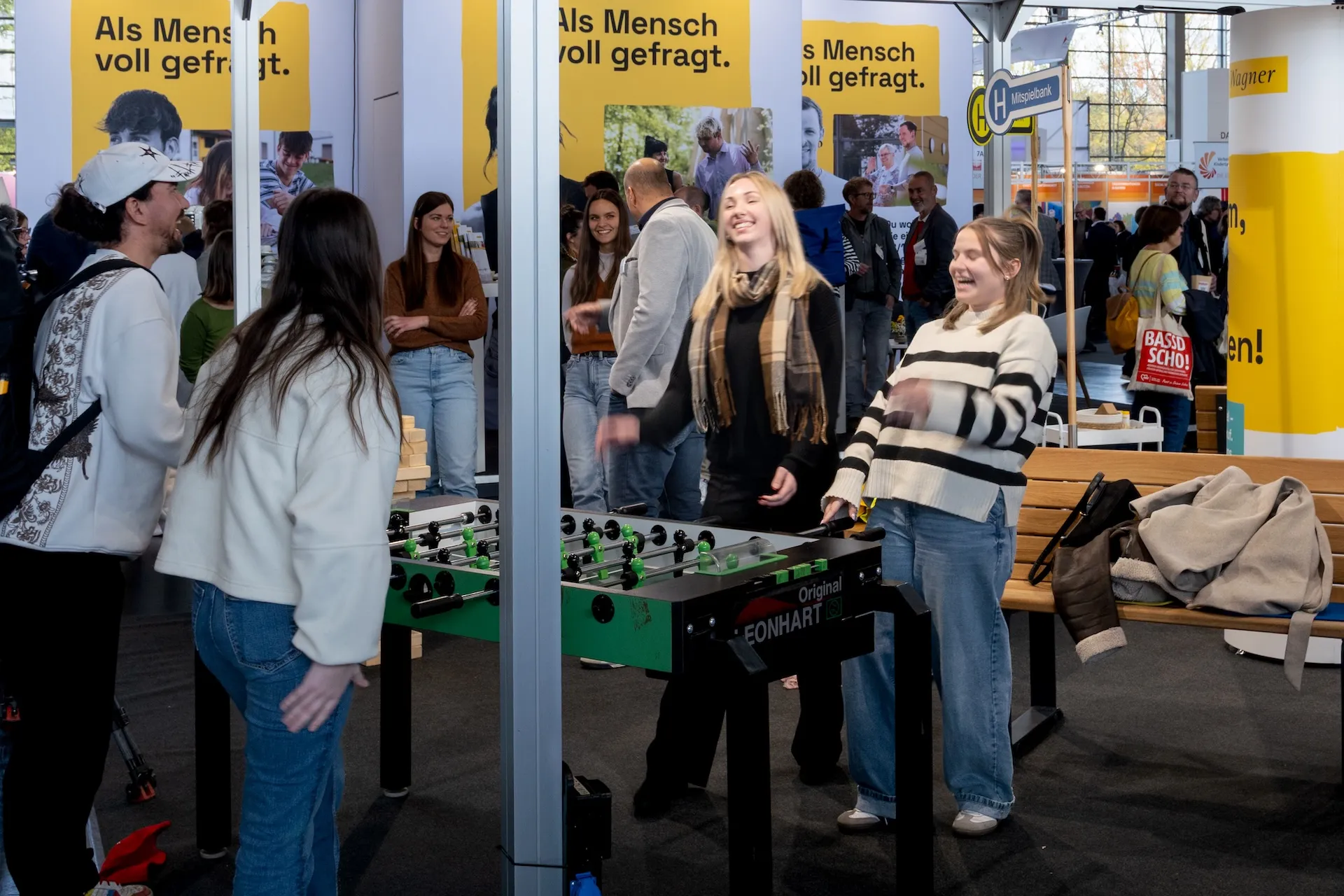 Networking-Bereich mit Kickertisch auf der ConSozial Messe