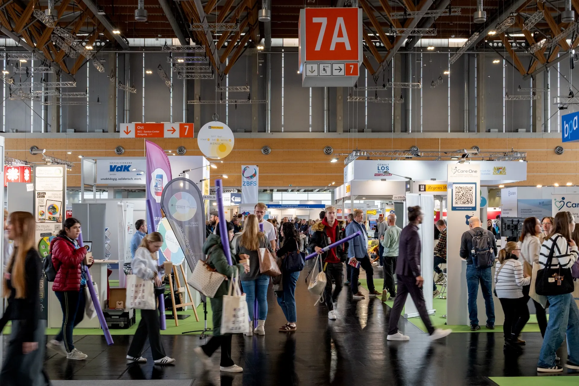 Halle 7A der ConSozial Messe Nürnberg mit zahlreichen Besuchern