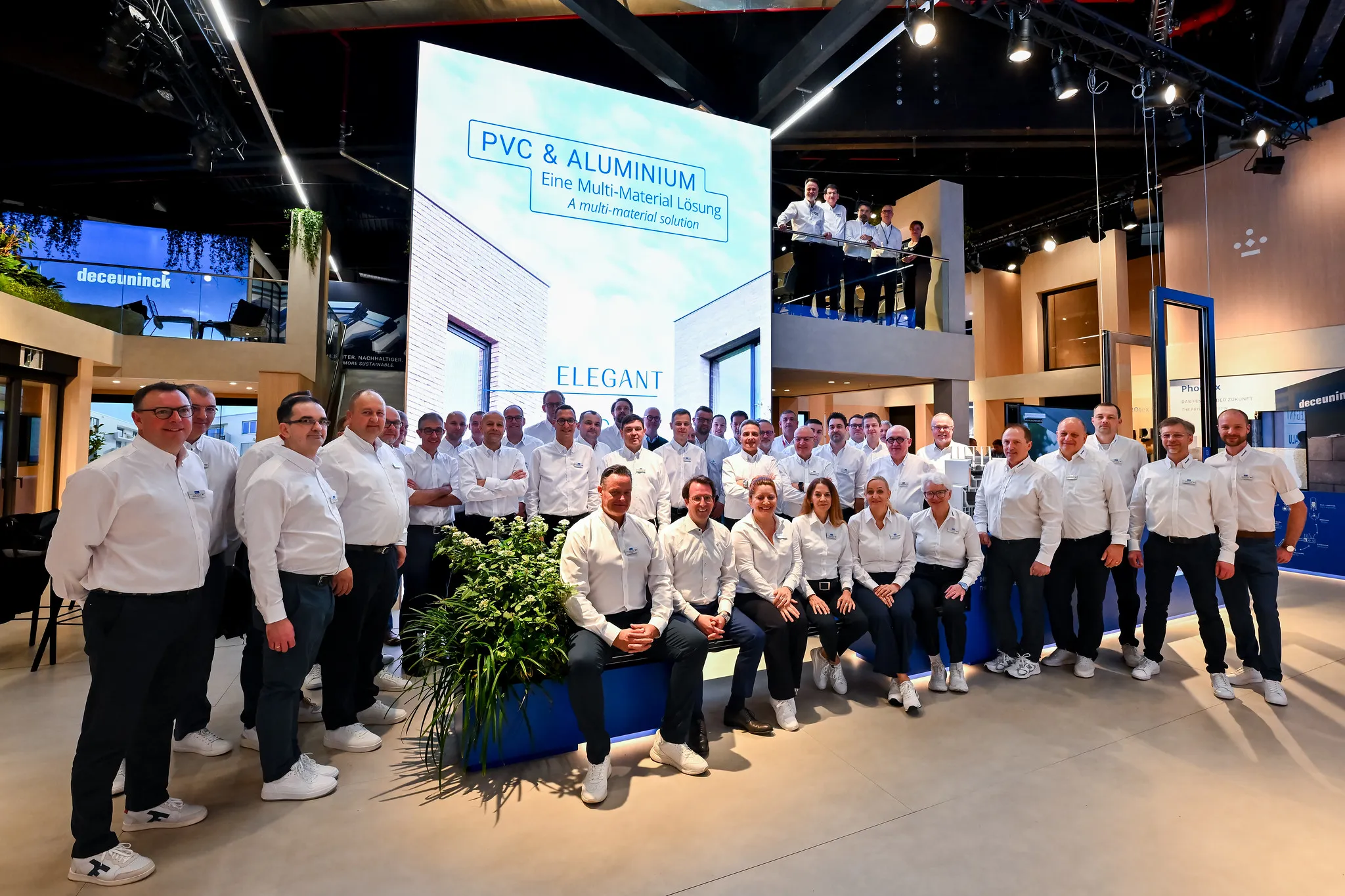 Großes Teamfoto der Deceuninck-Mannschaft vor LED-Wand auf dem Messestand Nürnberg.