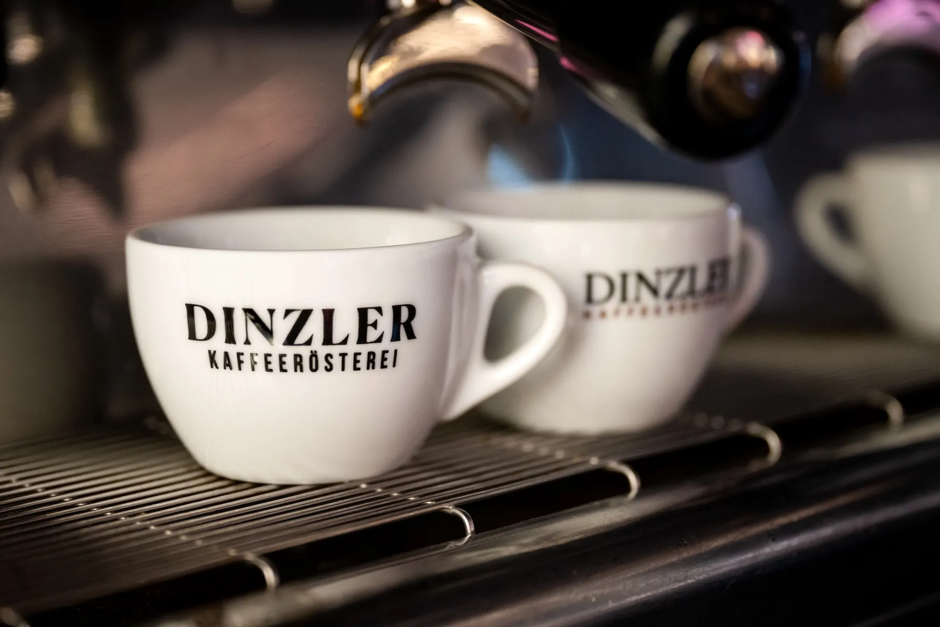Zwei Espressotassen der Dinzler Kaffeerösterei, hochwertig fotografiert für maximale Markenwirkung.