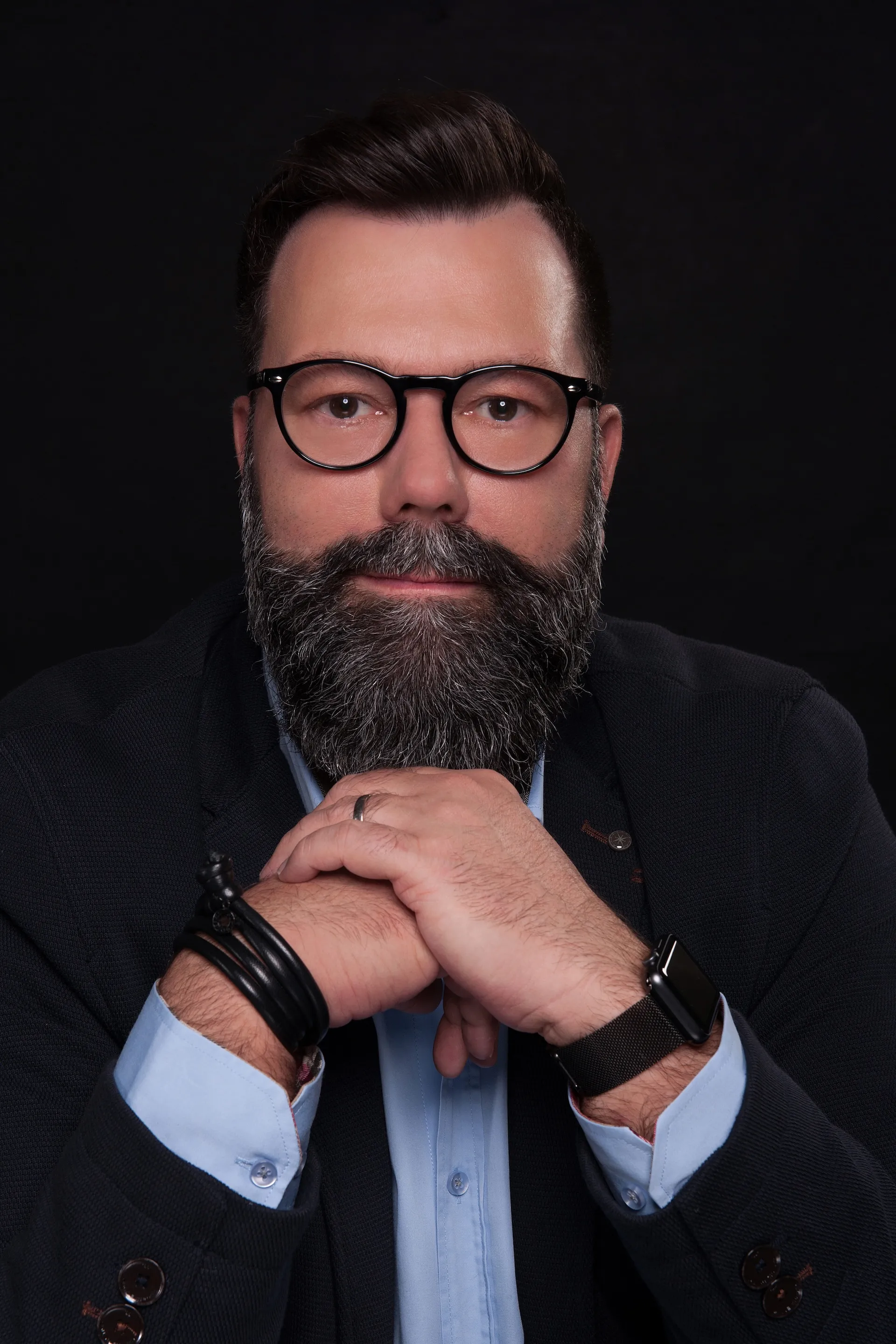 Dirk von Honnerlagengrete bei der Arbeit, fokussiert im Theaterraum, Kamera im Anschlag.