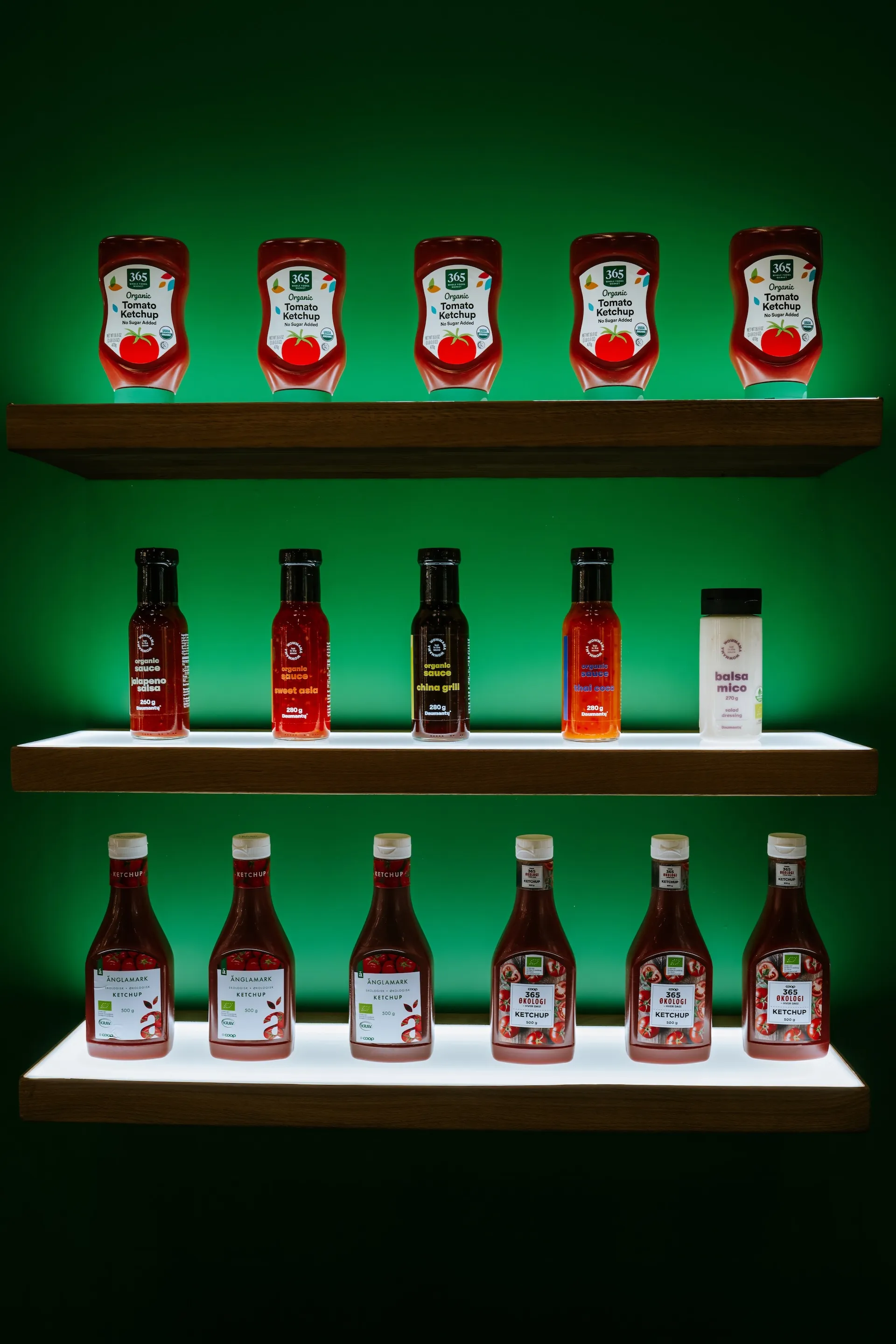 Saucen auf Regal, harmonisch arrangierte Food-Produktfotografie.