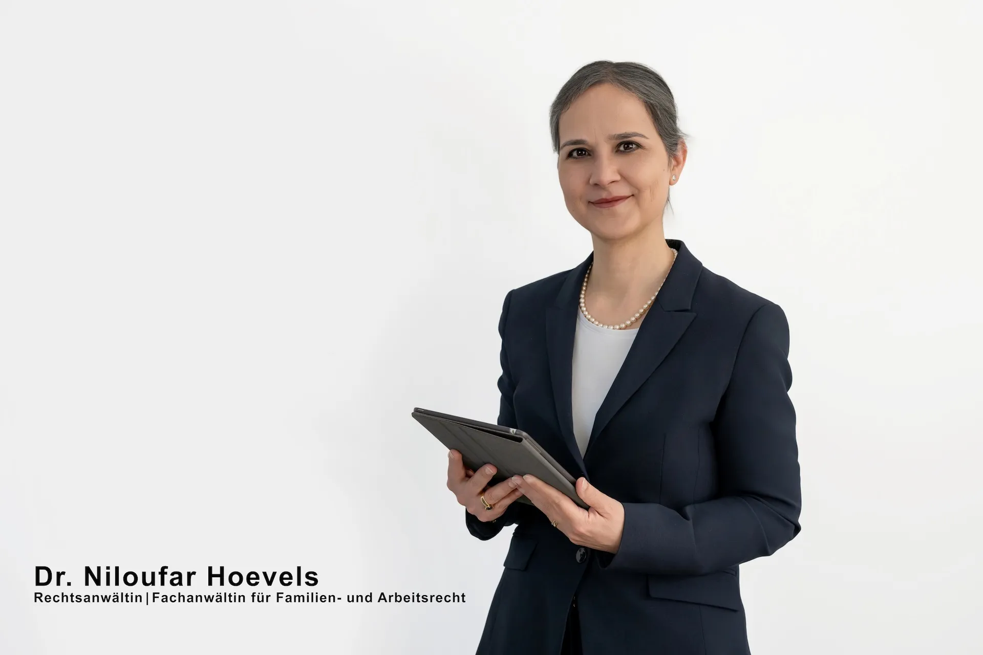 Professionelles Business-Portrait von Dr. Niloufar Hoevels