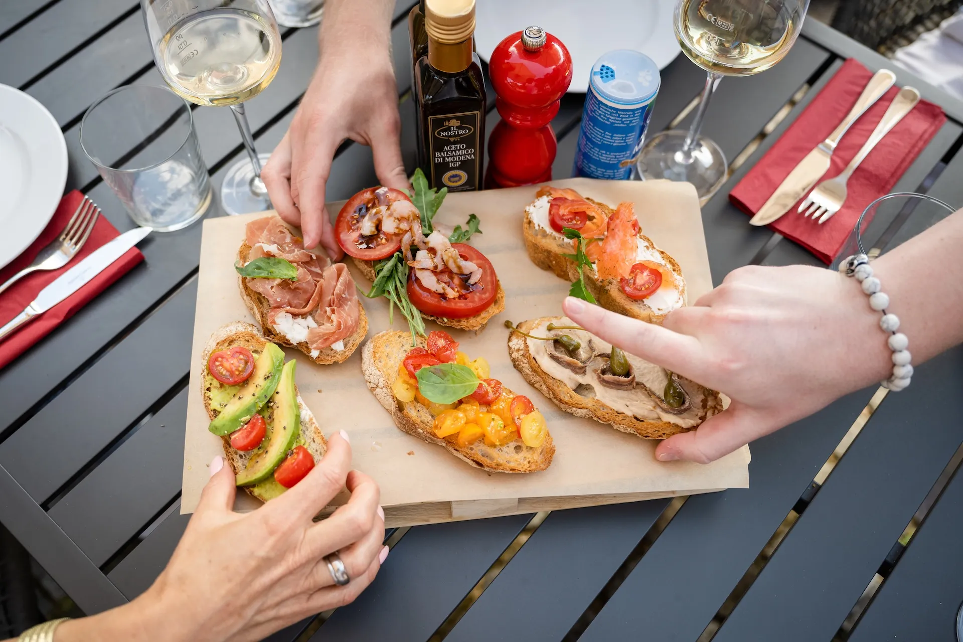 Gourmet-Canapés im Griff, Genuss zum Anbeißen.