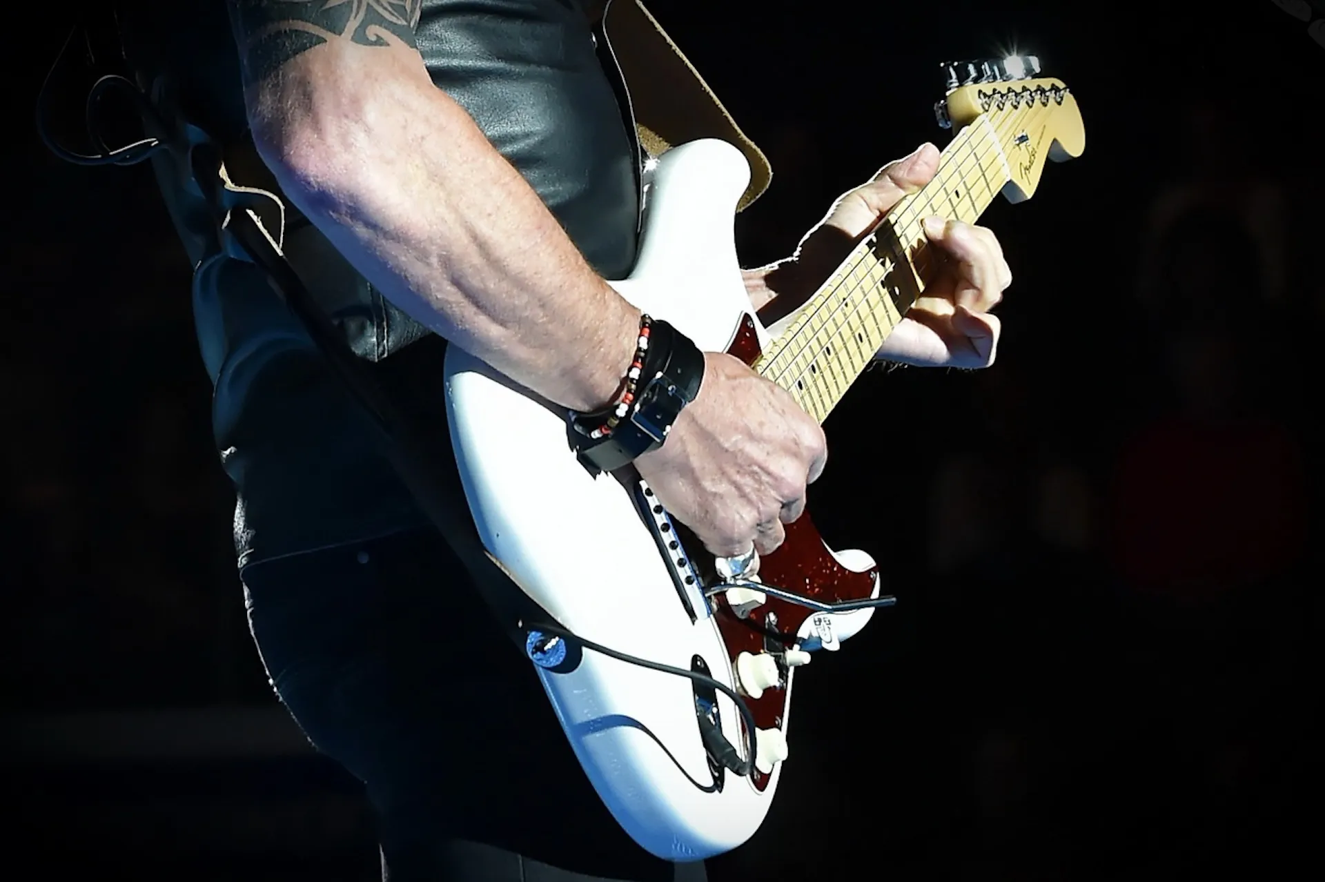 Nahaufnahme einer E-Gitarre, Herzschlag jeder Rockperformance.