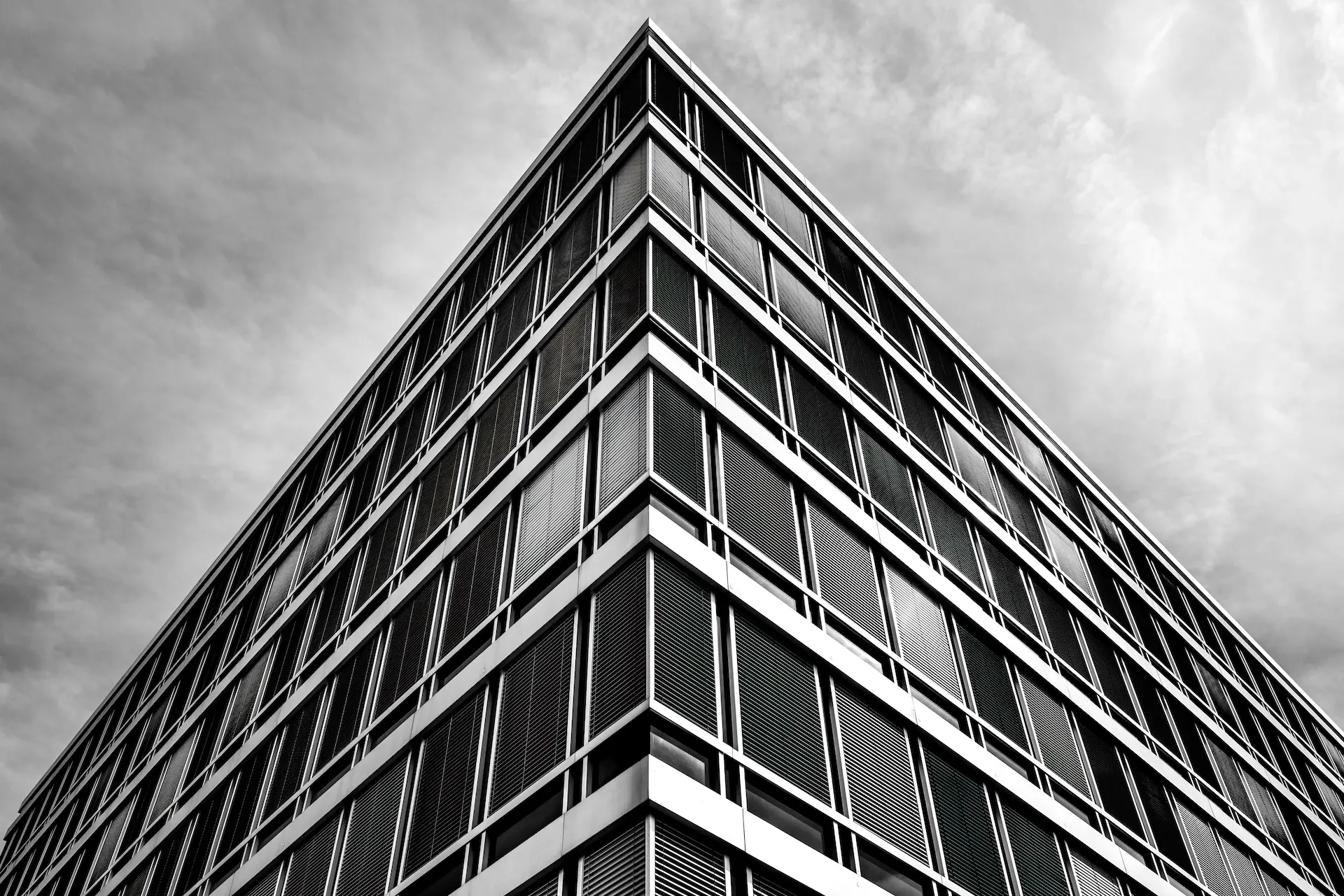 Skulpturale Eckansicht eines Büroturms, ikonisch in Schwarz-Weiß.