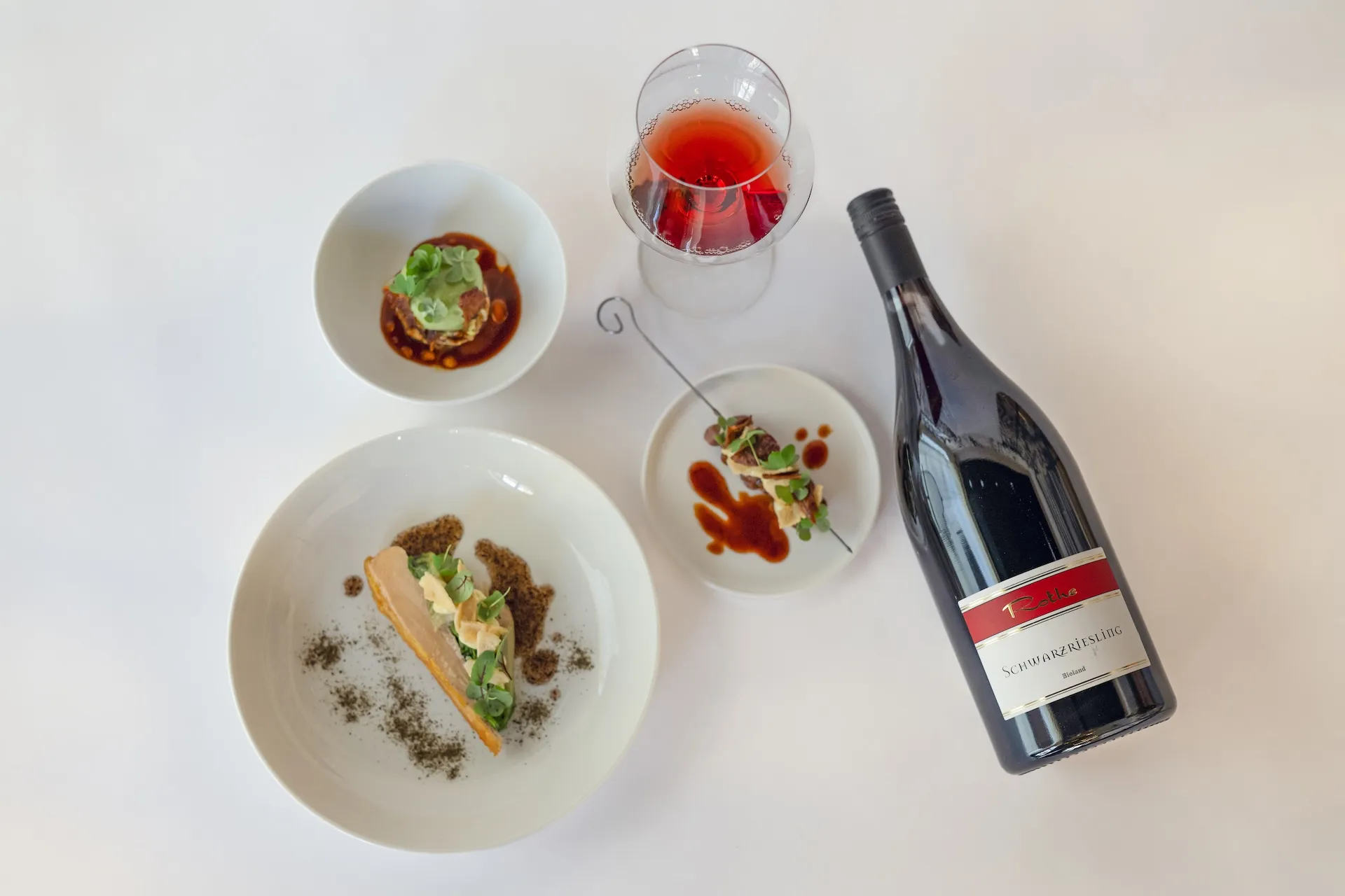 Feine Häppchen & Rotwein – Genussmomente aus der Vogelperspektive.