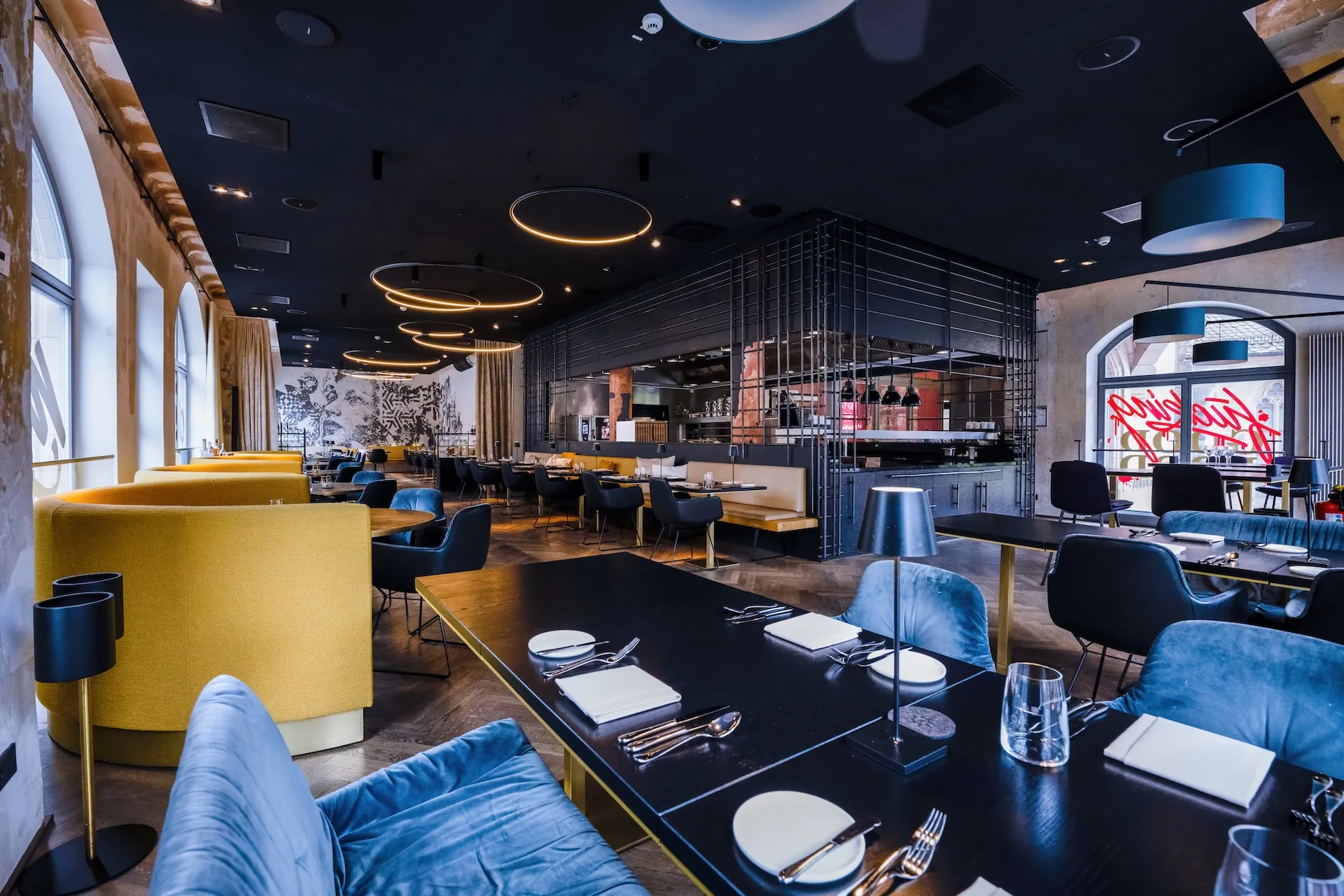 Edles Restaurant mit dunklem Ambiente – stimmungsvolle Atmosphäre.